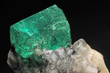 Emerald Gemstone Manufacturers in Jaipur & Colombia