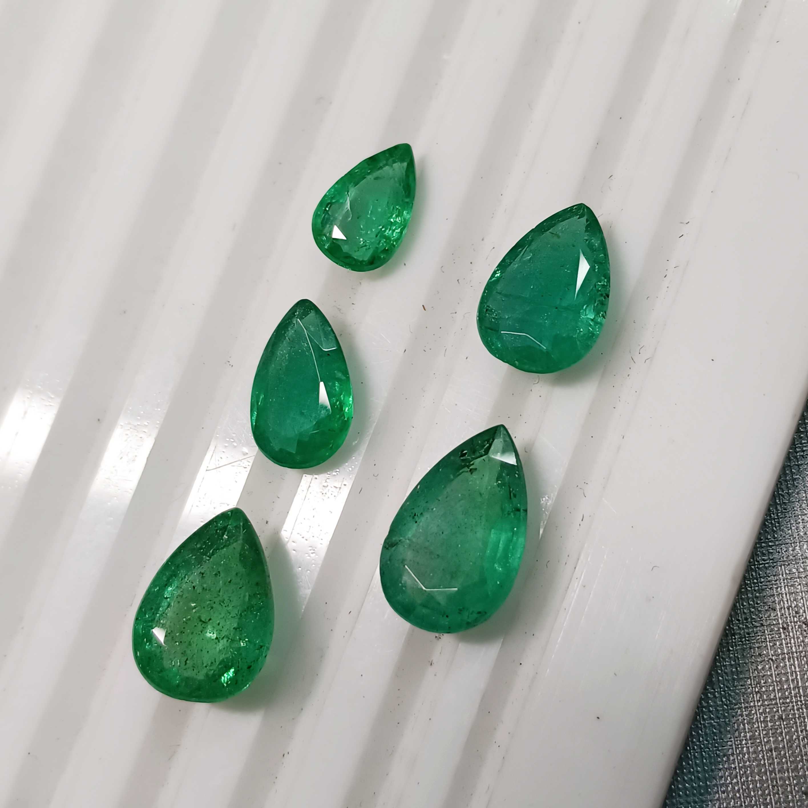 11.15ct 5pcs medium to deep green pear shape emeralds