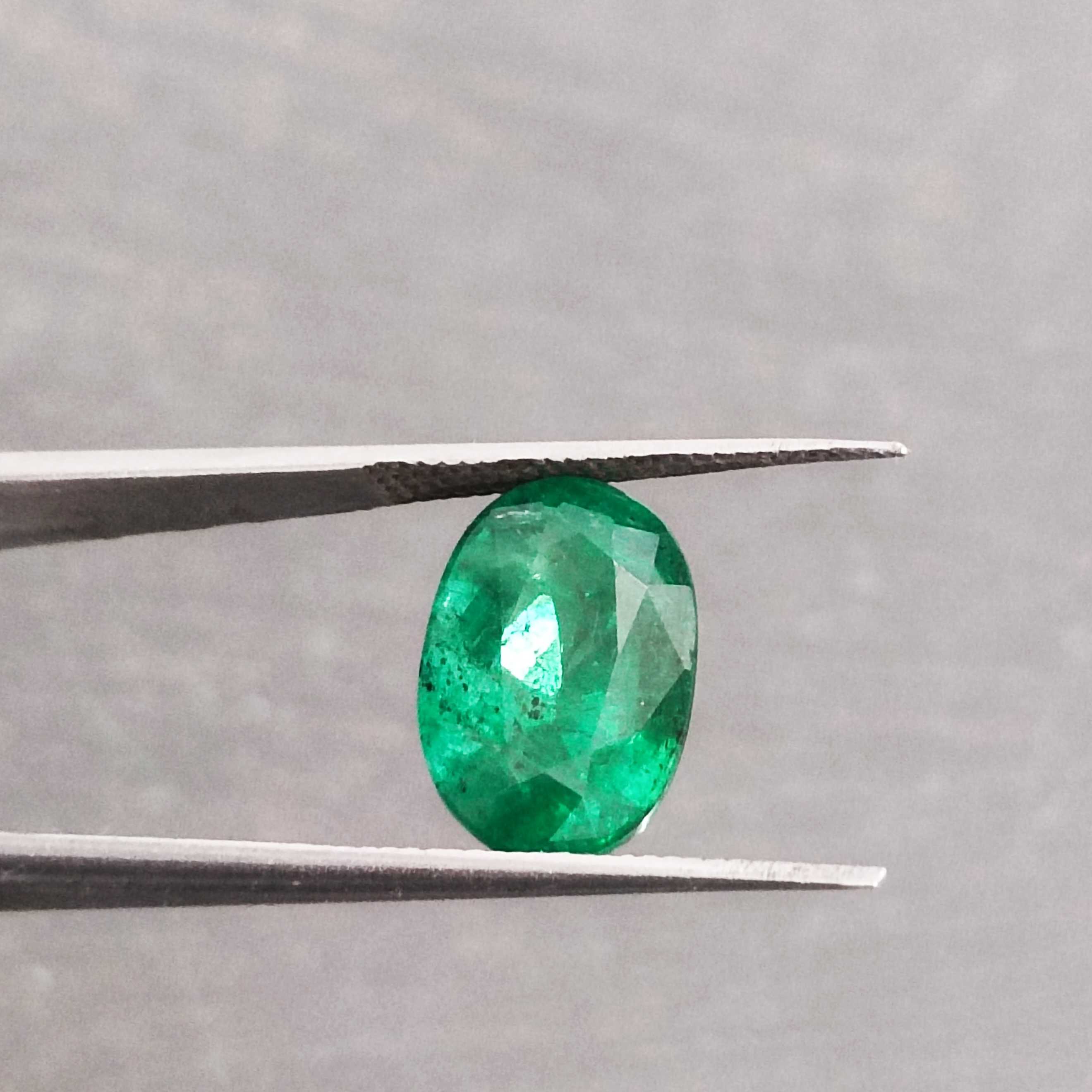 3.99ct IGI Certified Oval Vivid Green Color Emerald Gemstone