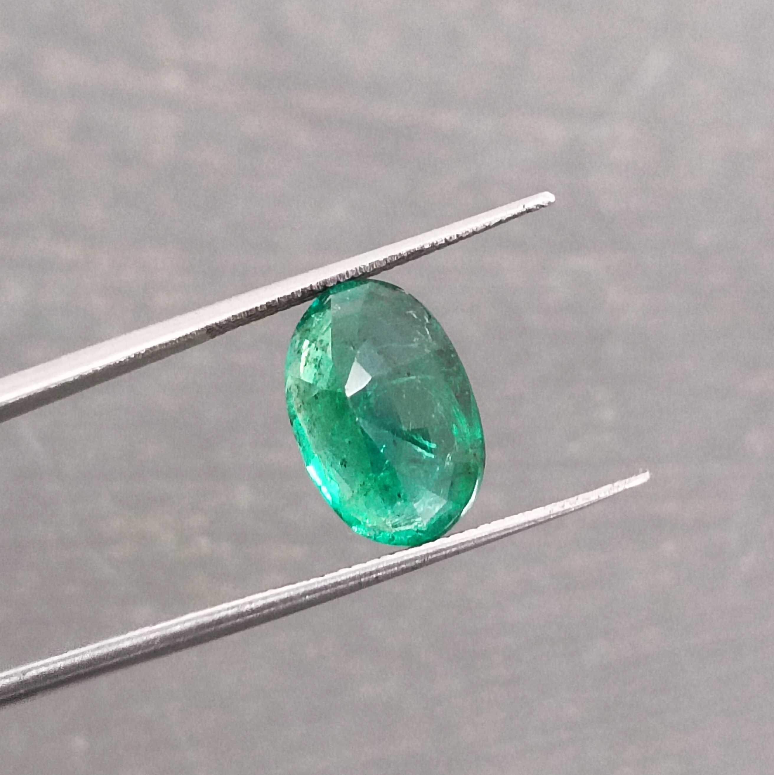 3.99ct IGI Certified Oval Vivid Green Color Emerald Gemstone