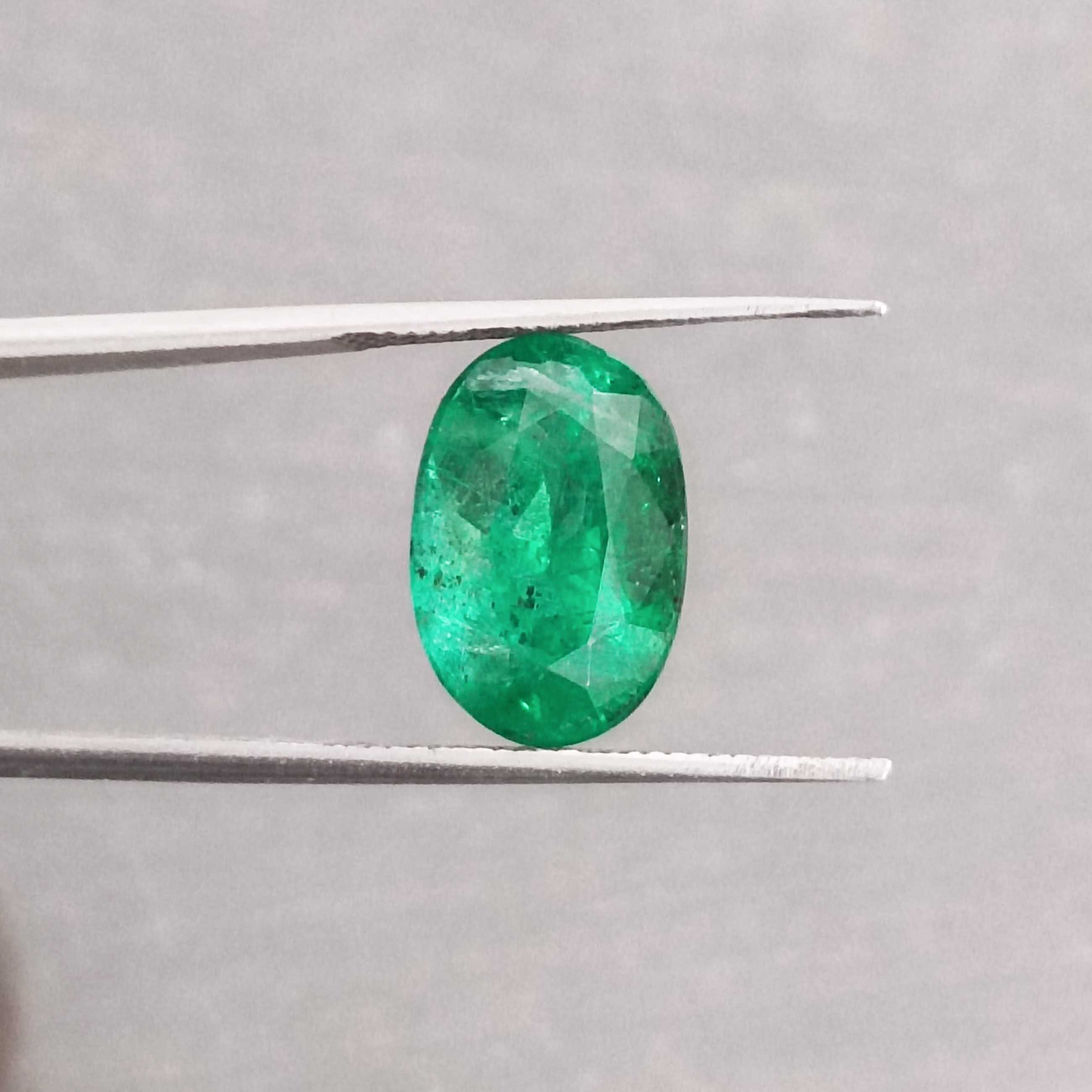 3.99ct IGI Certified Oval Vivid Green Color Emerald Gemstone