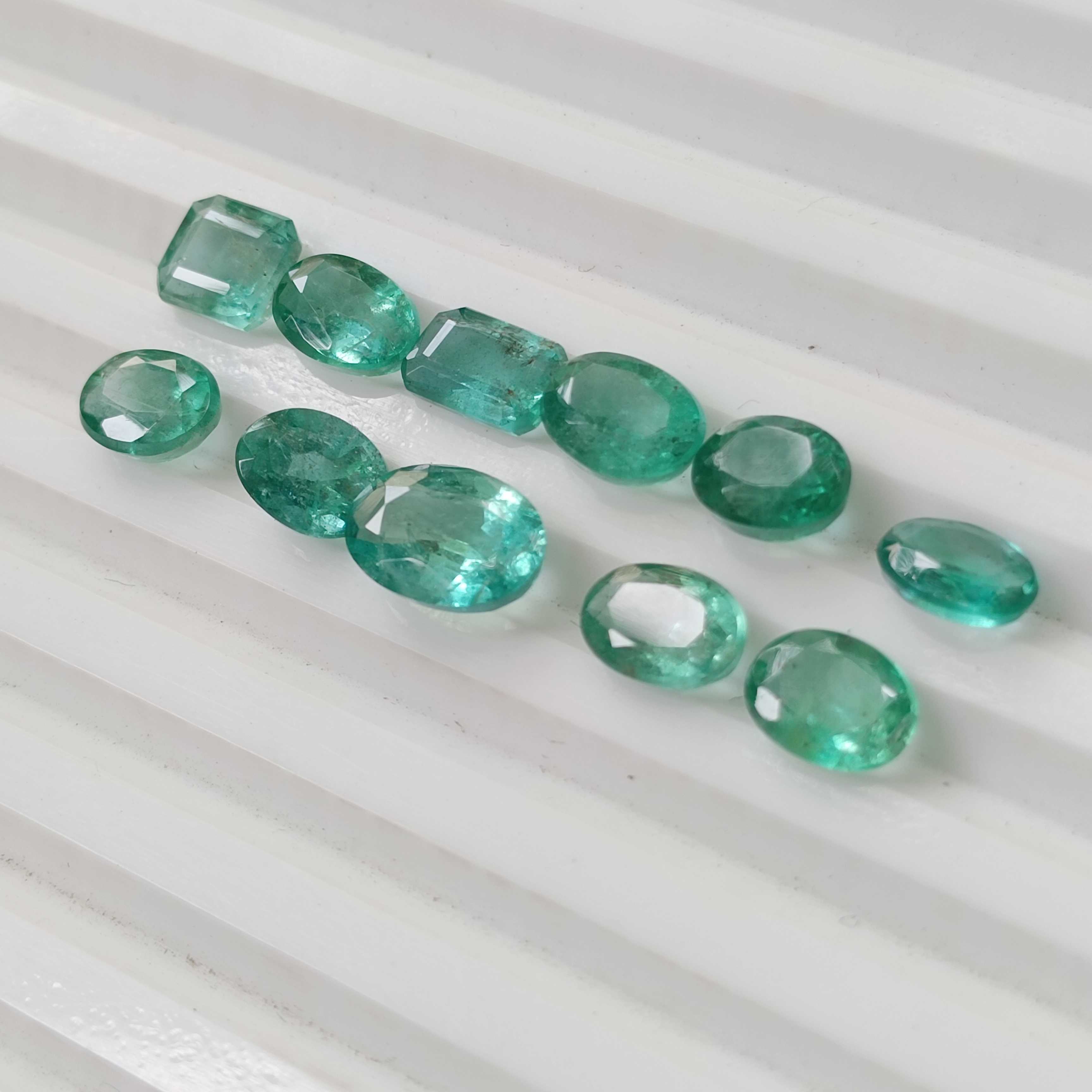 10.65ct light green emerald stone parcel /