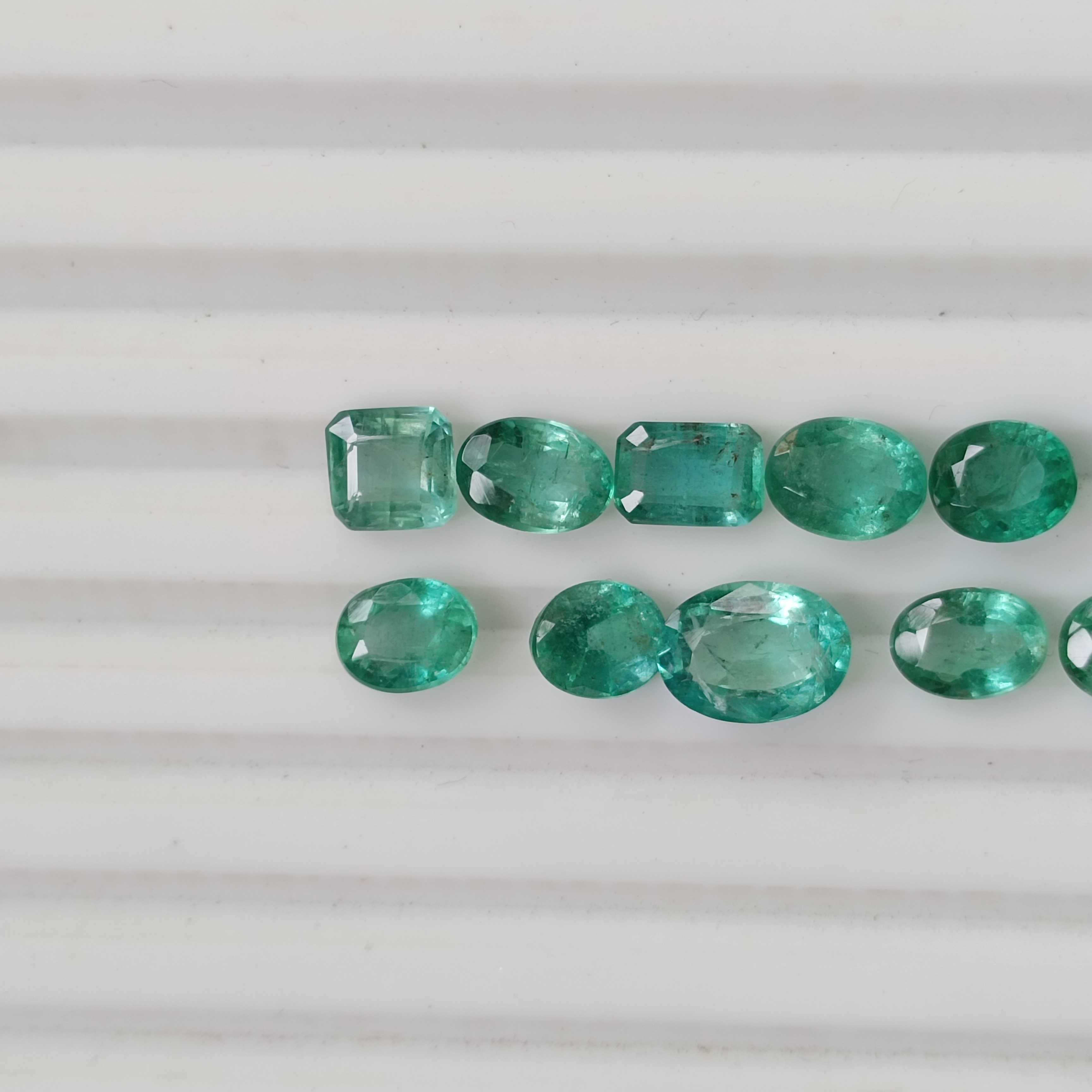 10.65ct light green emerald stone parcel 