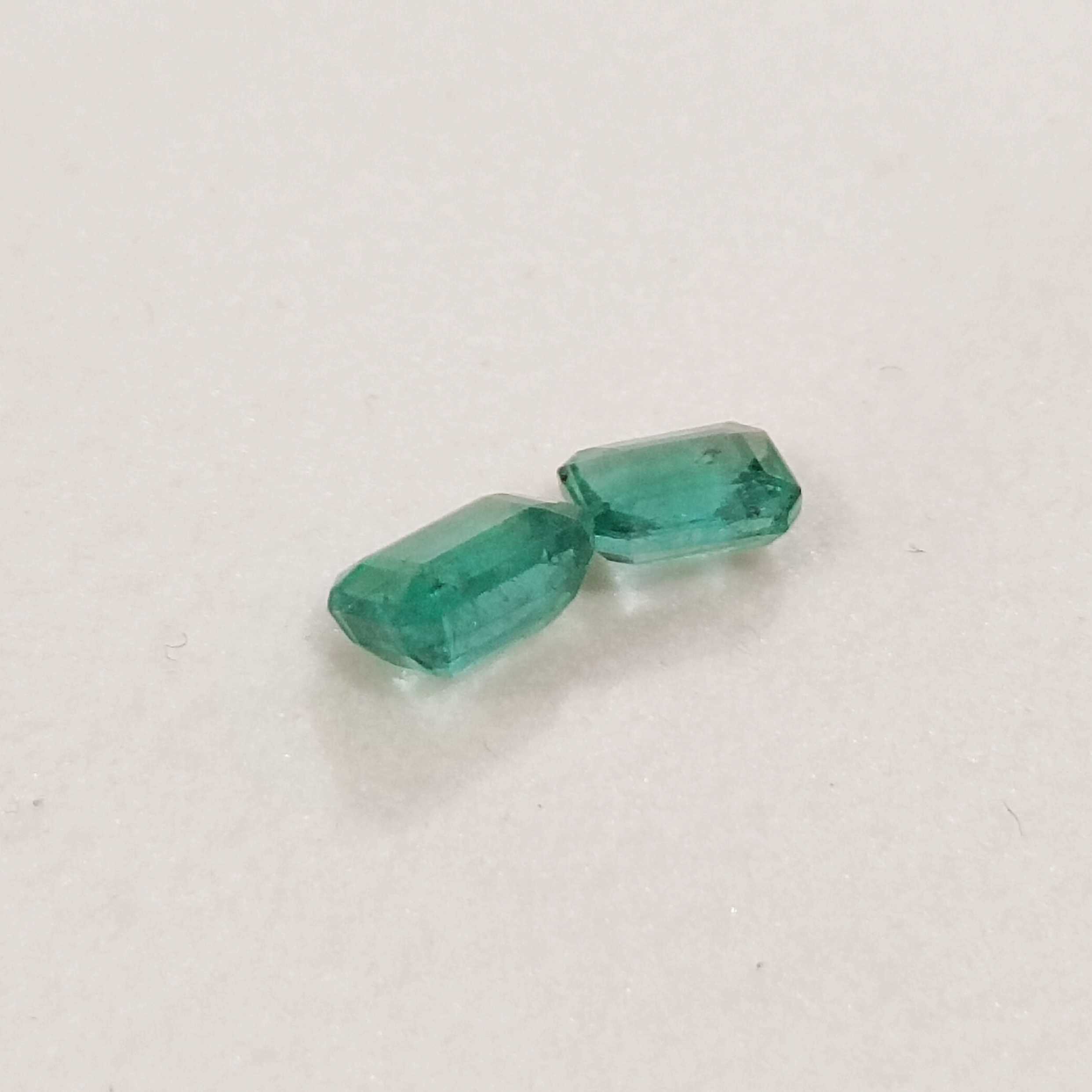 2.28ct 2pcs light green emerald gemstone 