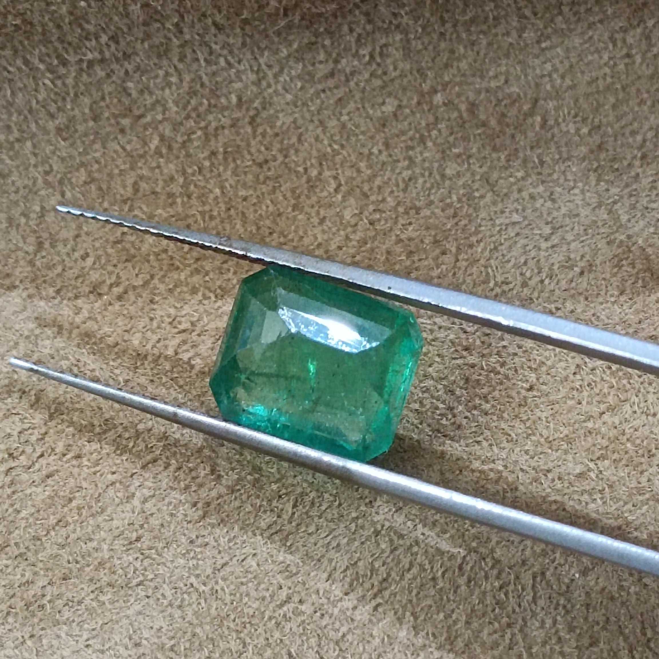 4.12ct IGI certified velvet kelly green emerald gem