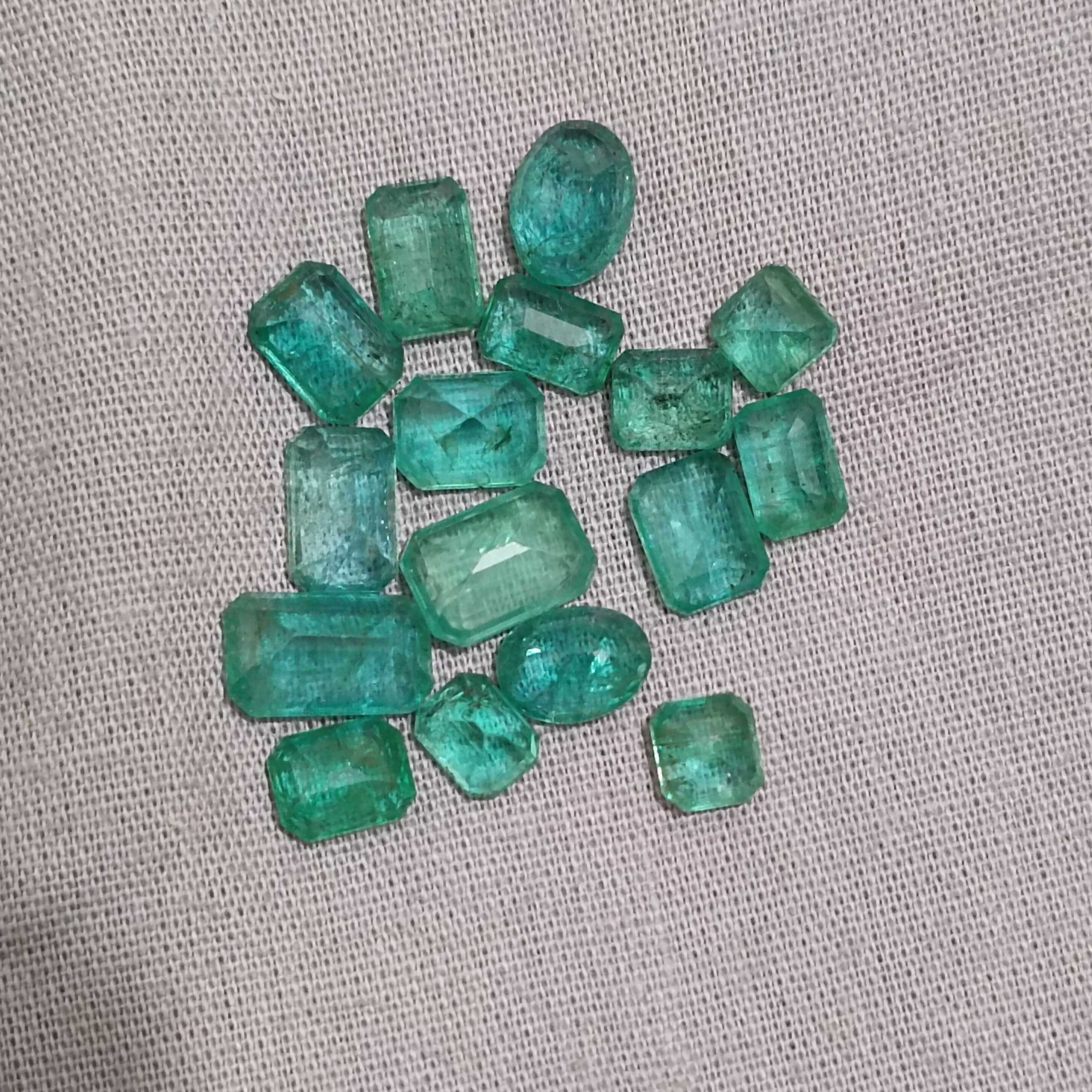 15.47ct natural medium green to vivid green octagon emerald lot