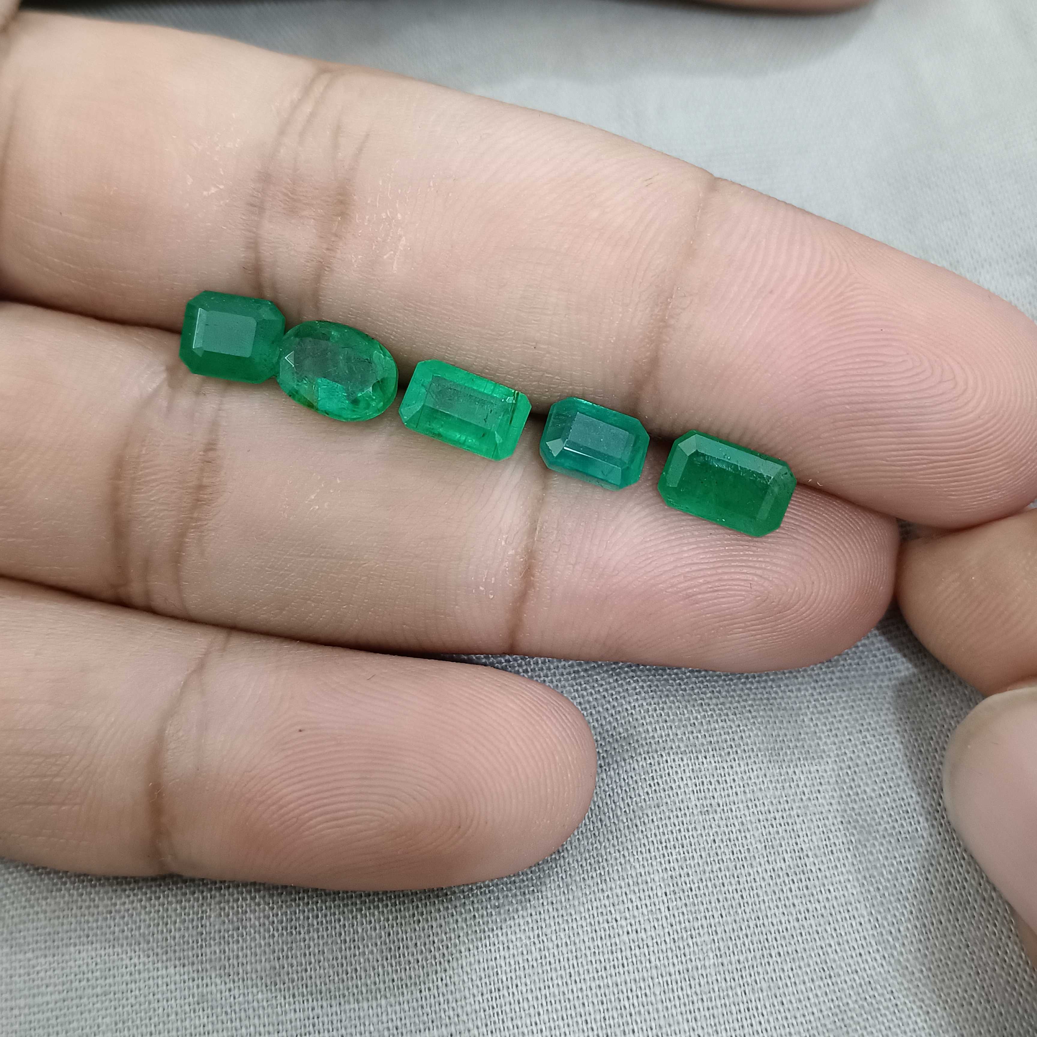 6.87ct deep green natural emerald gemstone lot