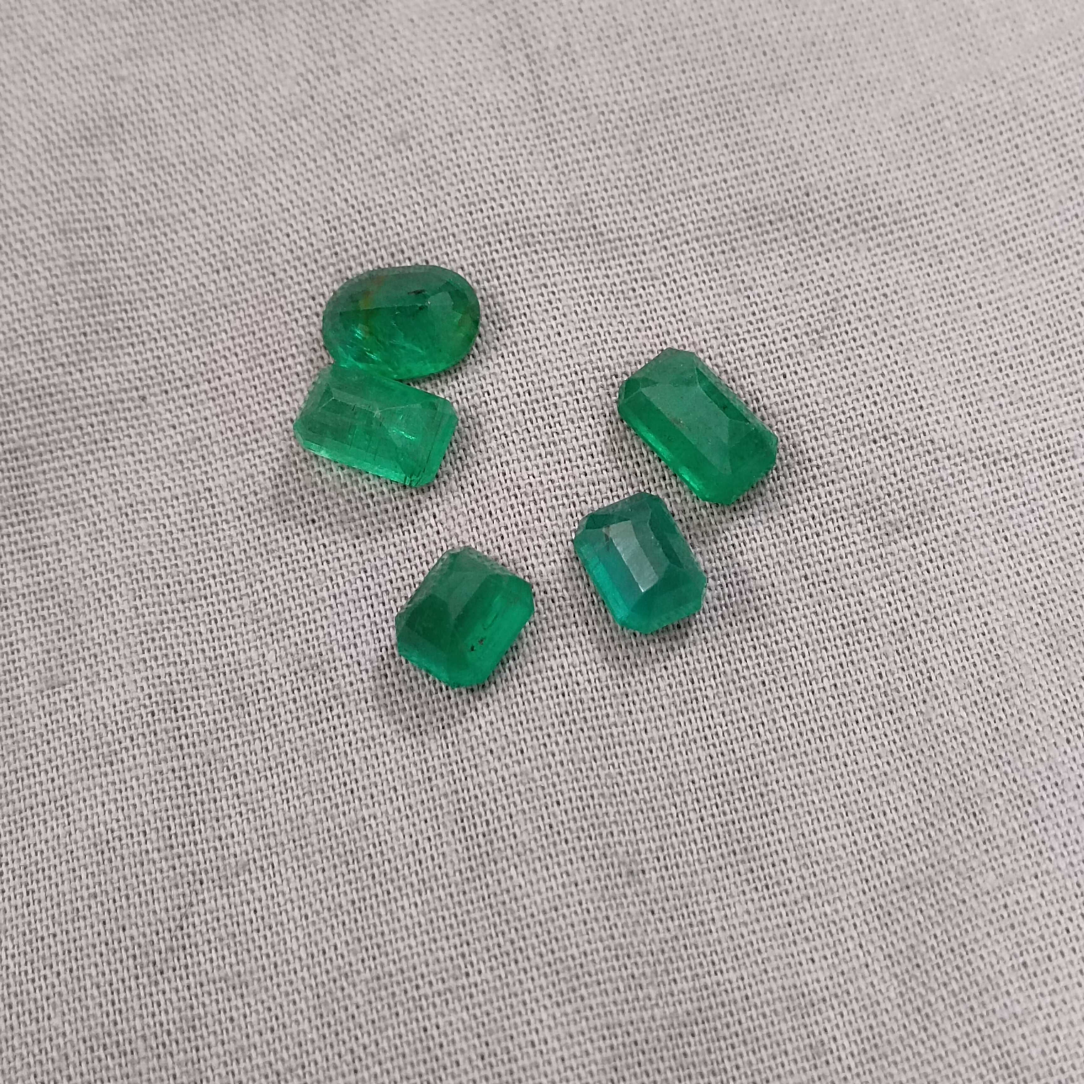 6.87ct deep green natural emerald gemstone lot