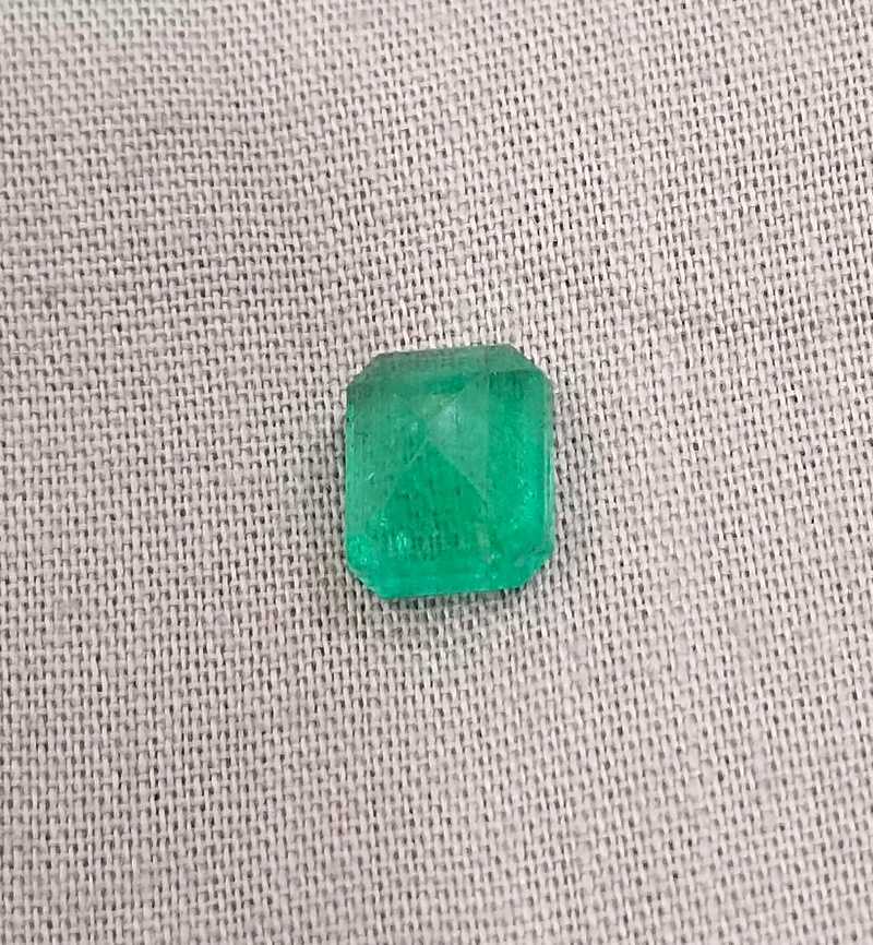 2.30ct soft medium neon green colour Swat emerald gemstone 