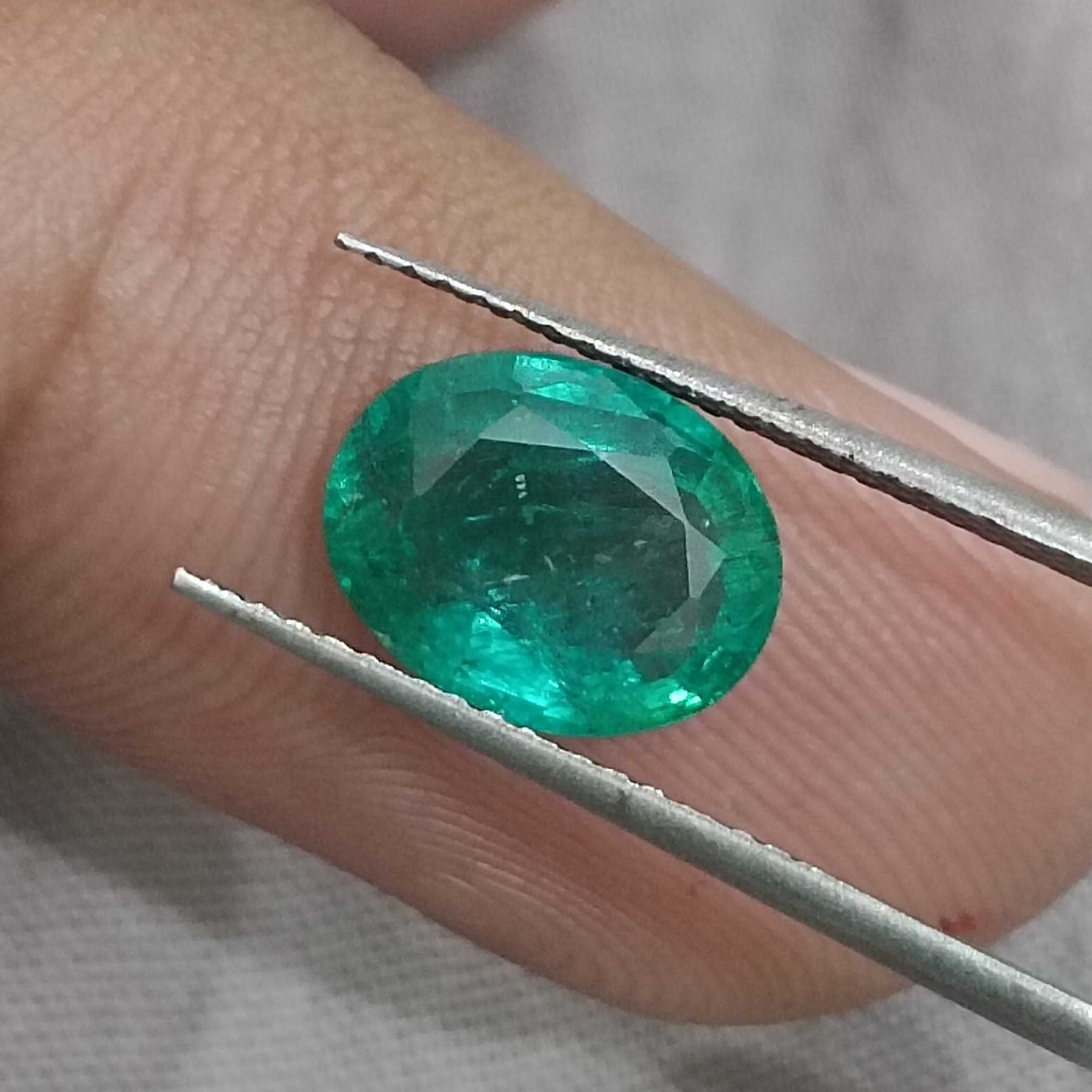 2.31ct GSI certified bright intense glass green oval shape emerald gemstone /