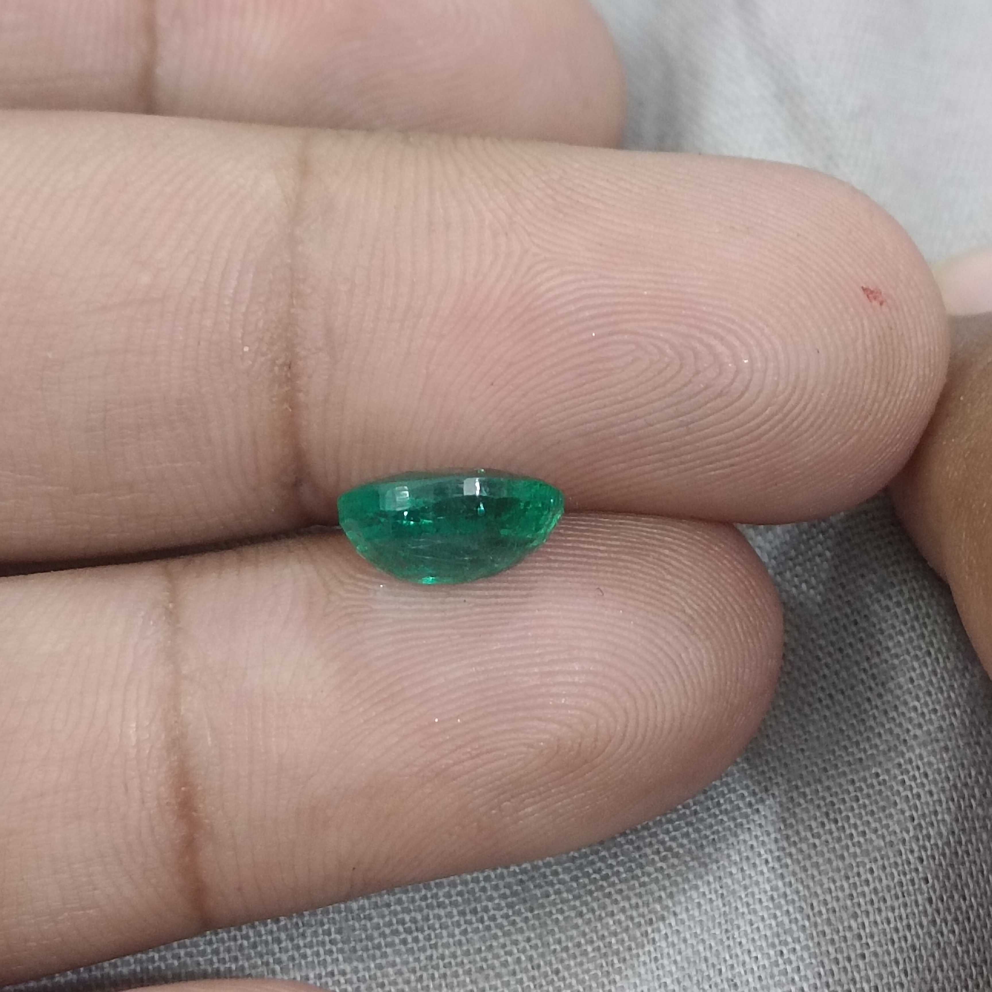 2.31ct GSI certified bright intense glass green oval shape emerald gemstone 