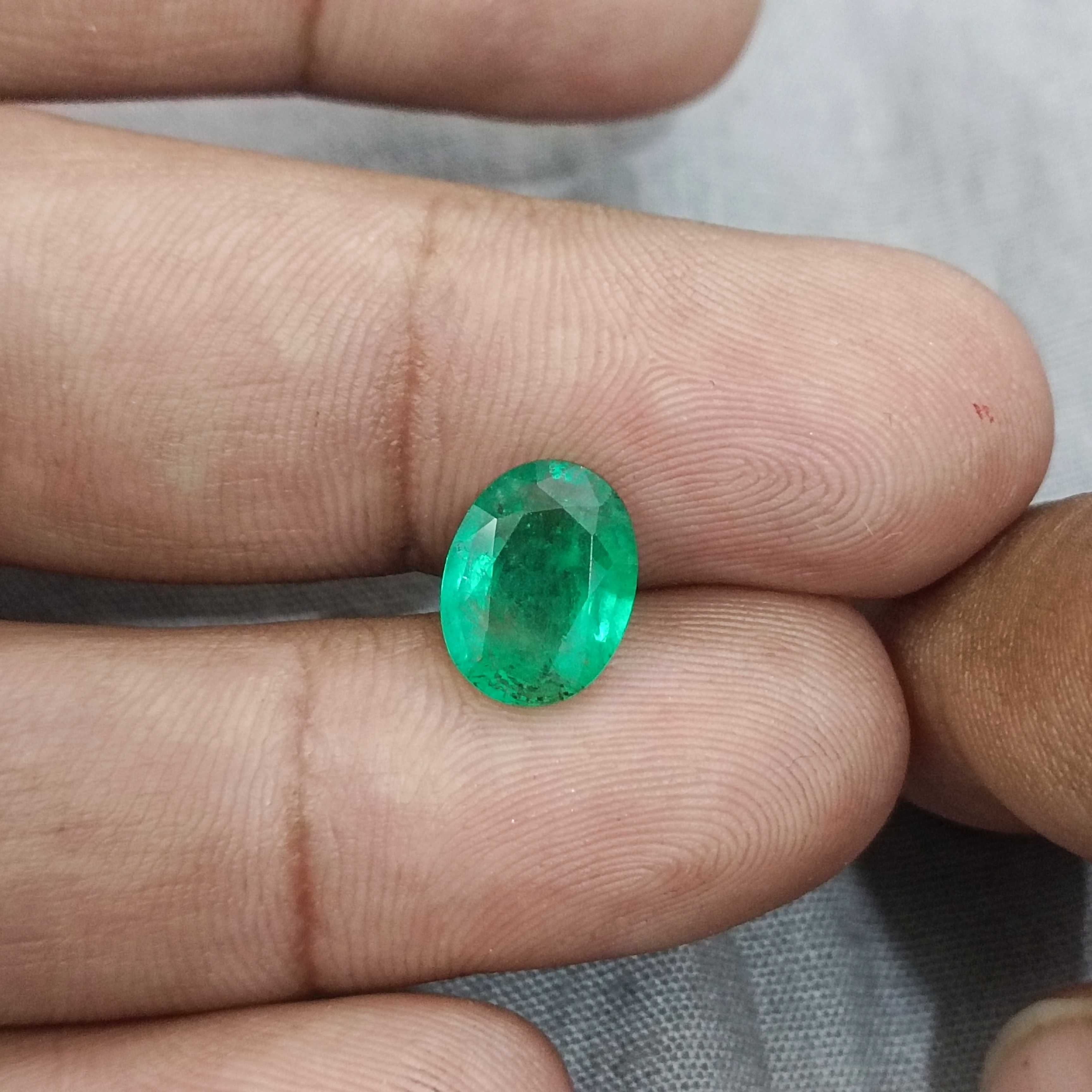 2.45ct GSI certified vivid green oval cut Panjshir emerald gemstone 