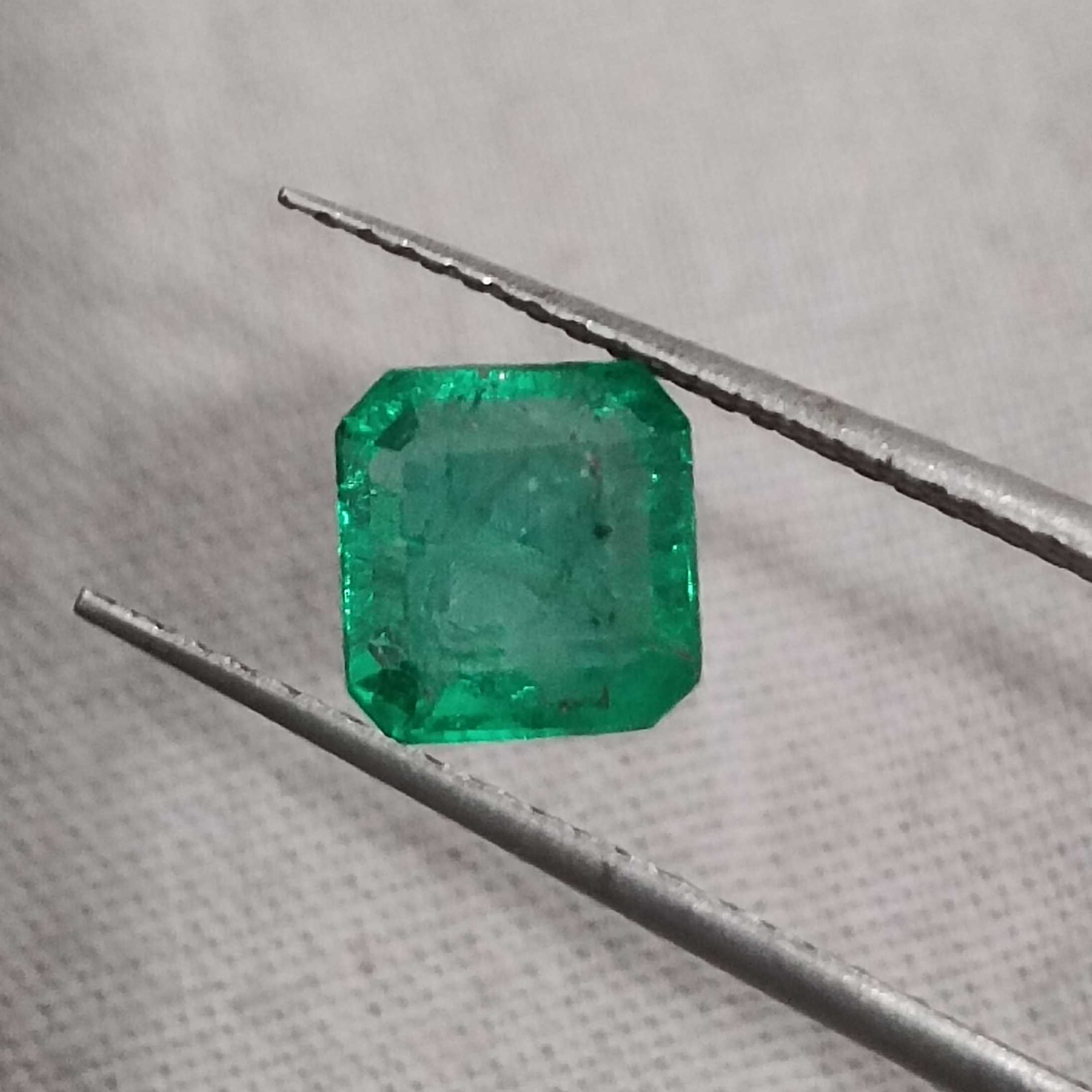 1.39ct GSI certified bright golden green color square shape Zambian emerald stone/