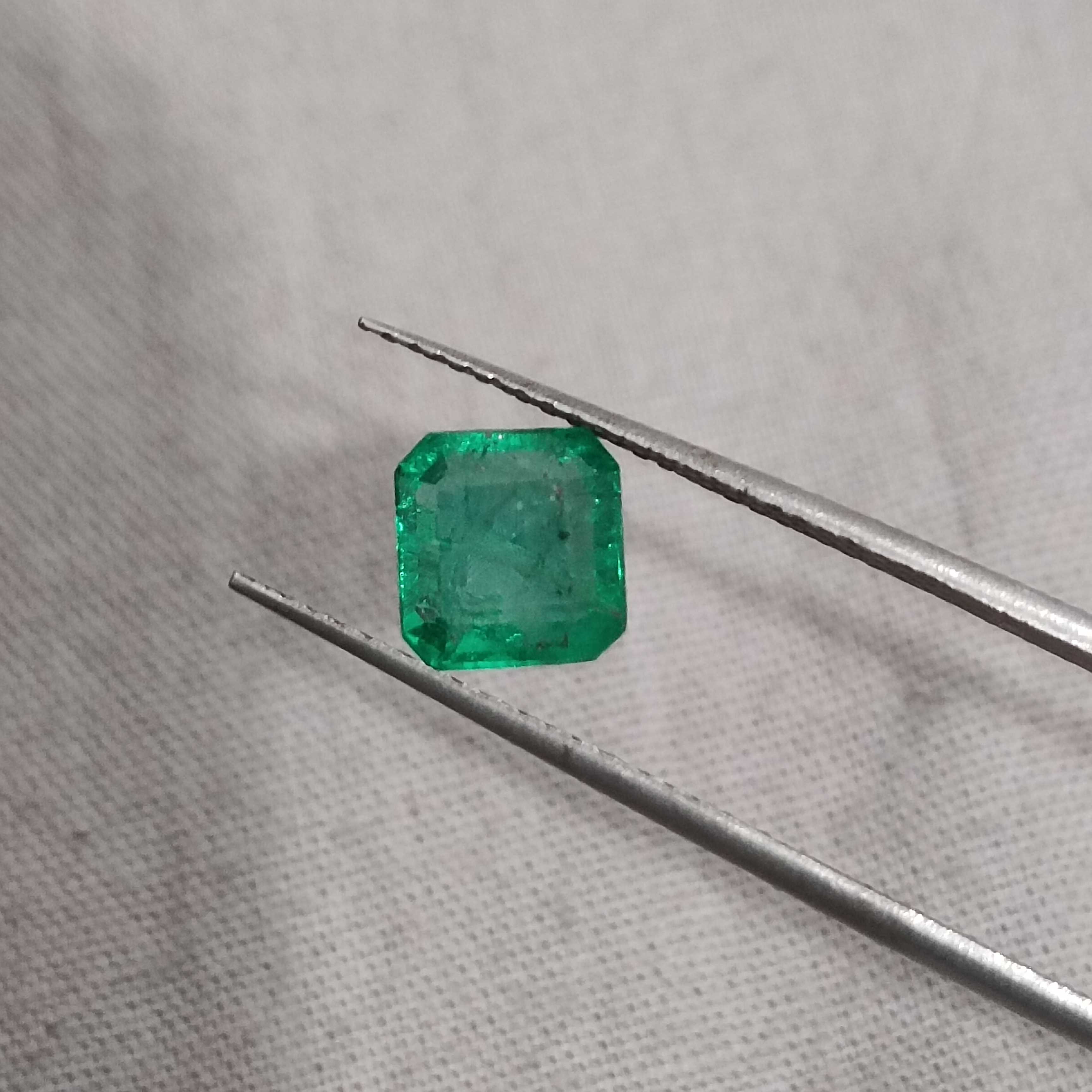 1.39ct GSI certified bright golden green color square shape Zambian emerald stone