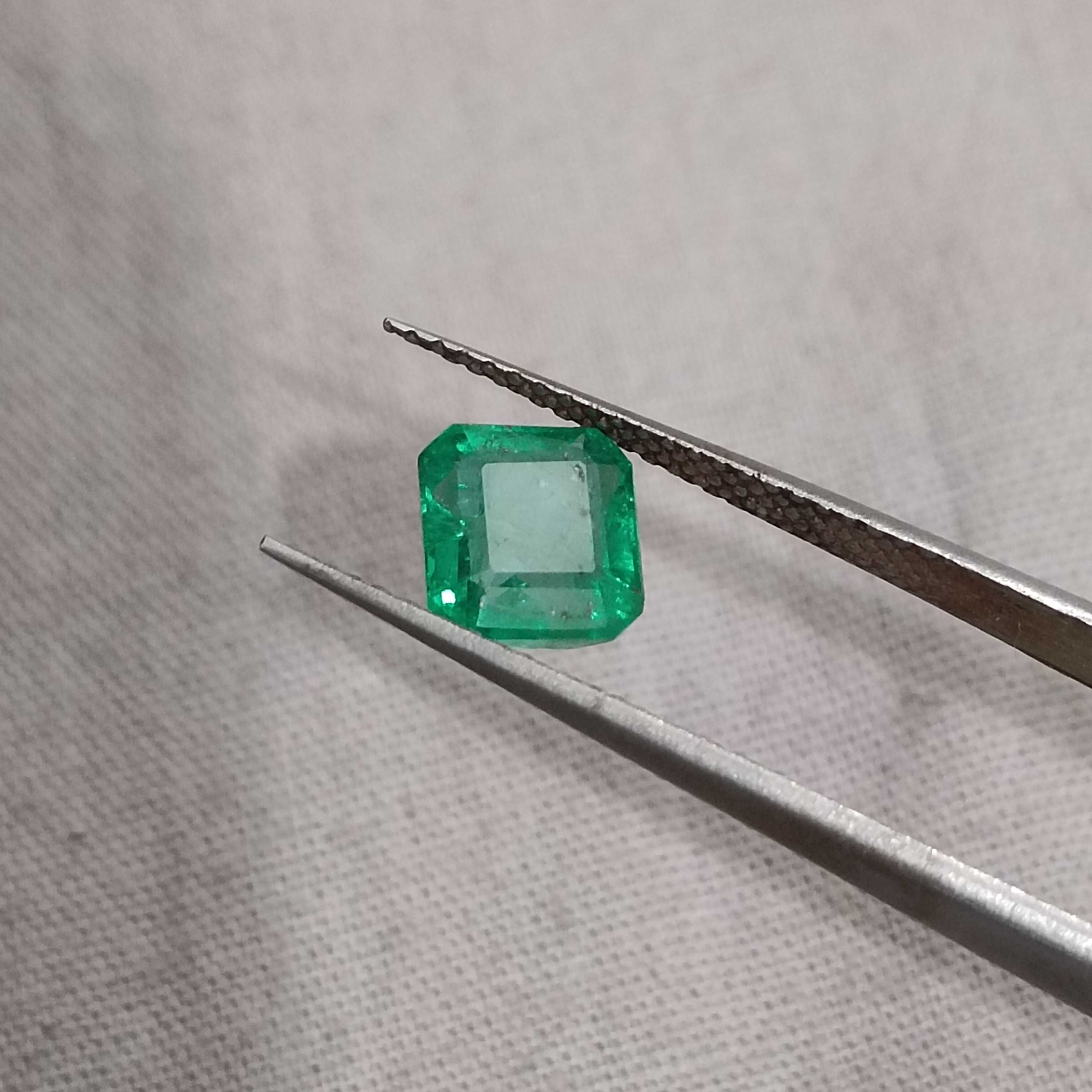 1.39ct GSI certified bright golden green color square shape Zambian emerald stone