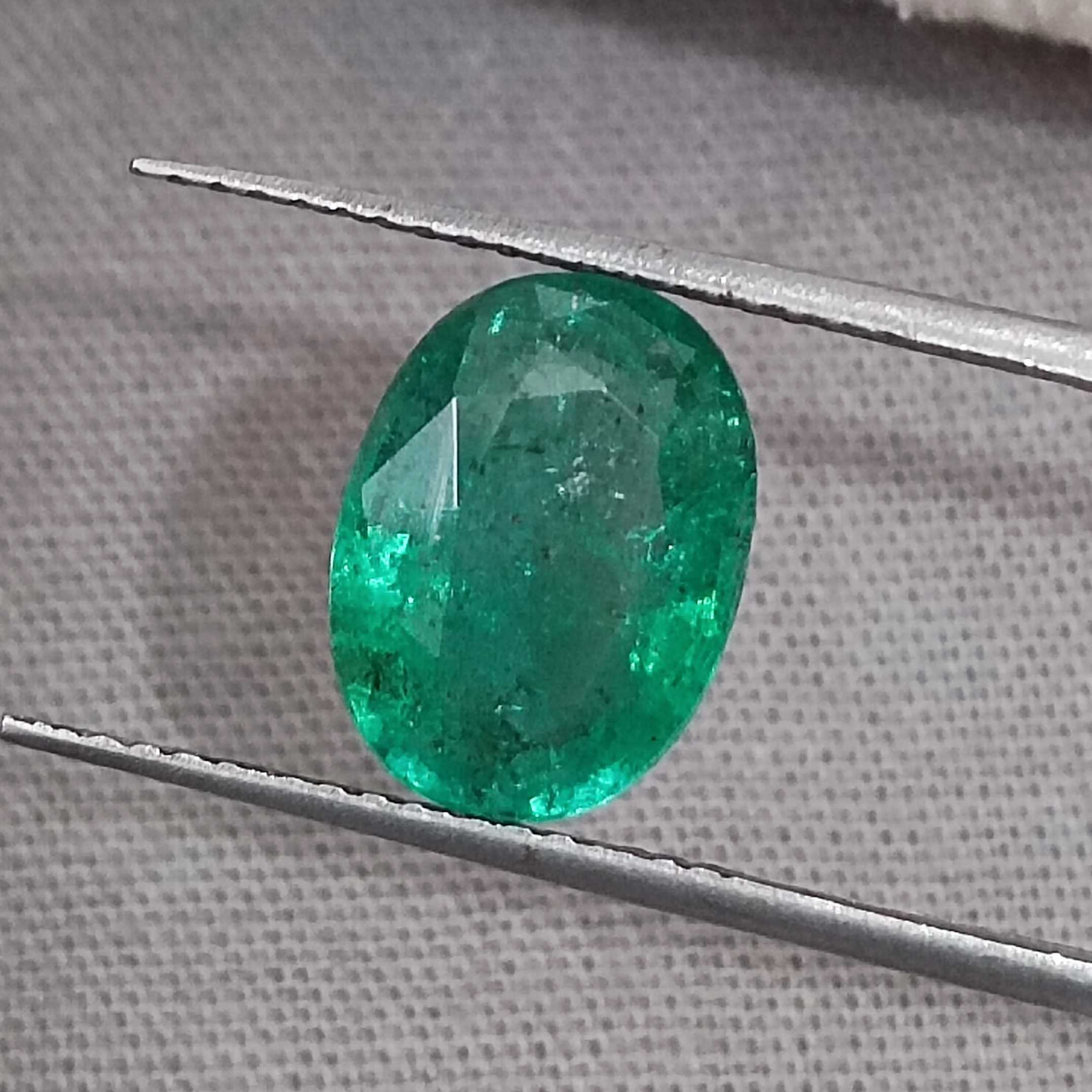 2.68cts GSI certified vivid golden green colour oval cut Zambian emerald
