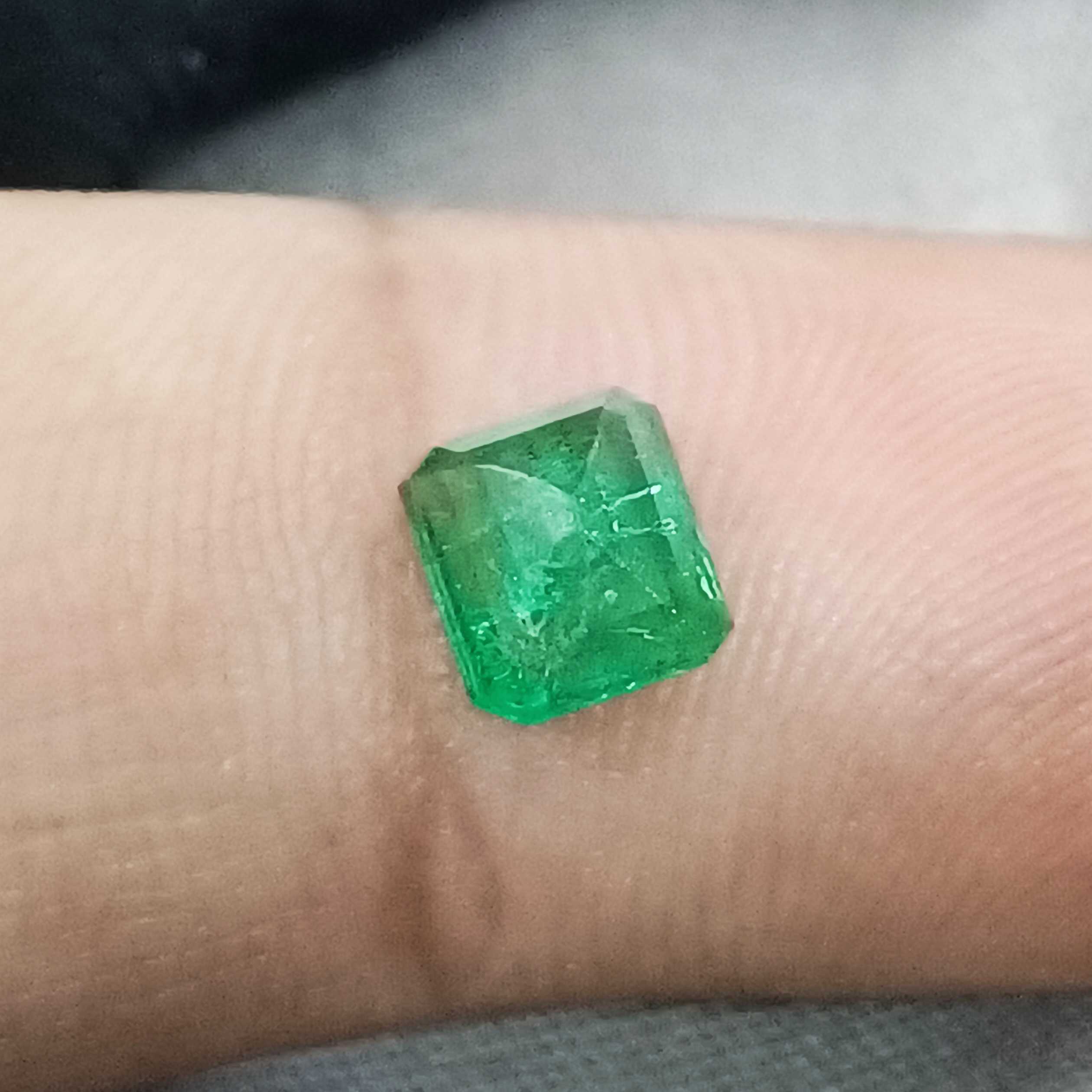 0.93cts GSI certified alpine green octagon cut minor oil emerald gemstone 