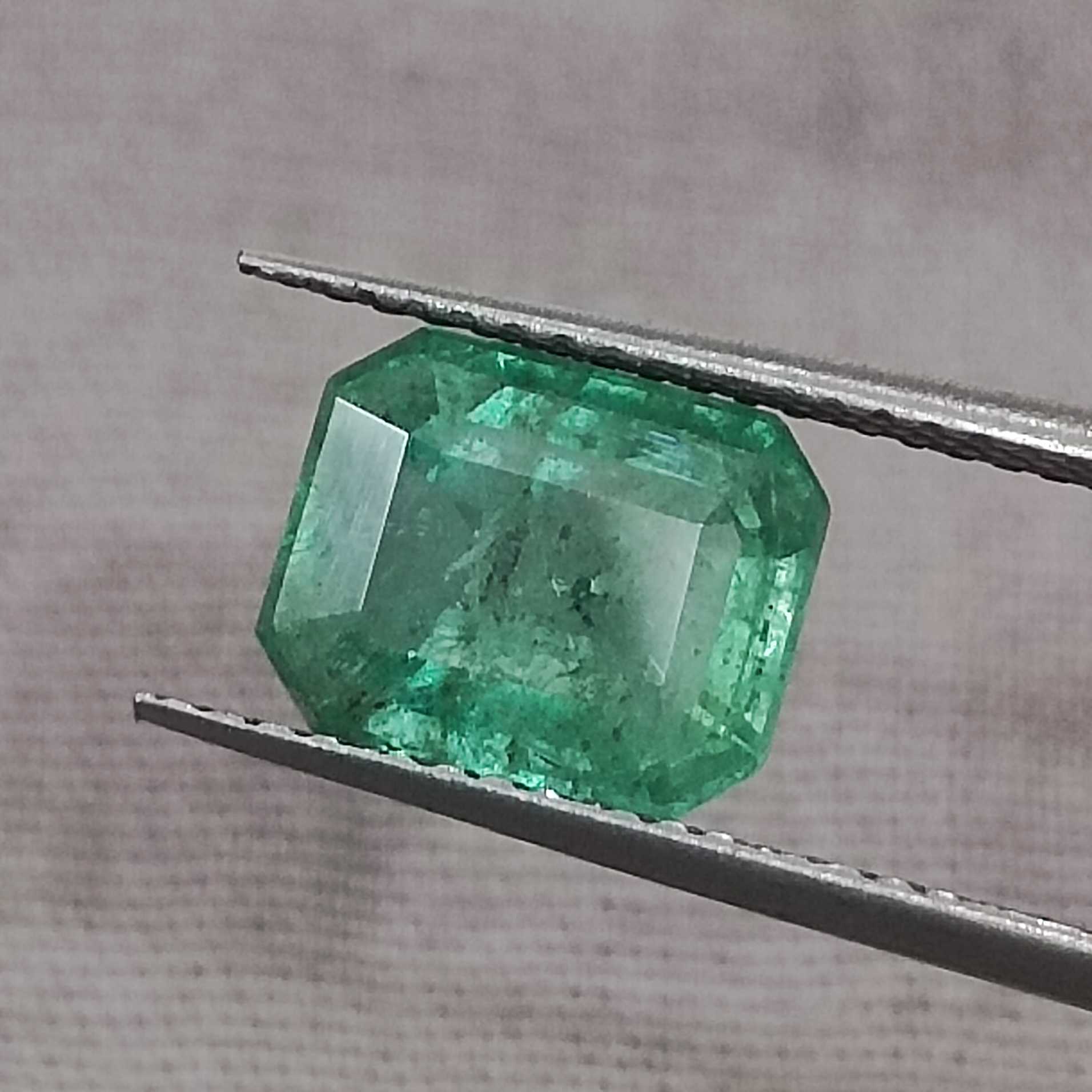 2.27cts certified natural medium light natural green octagon cut emerald stone