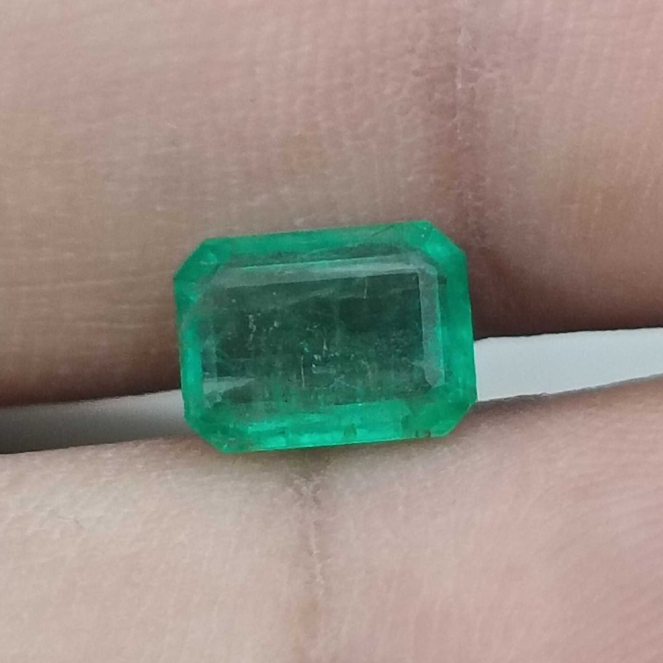 1.75cts certified medium light green octagon cut emerald stone 