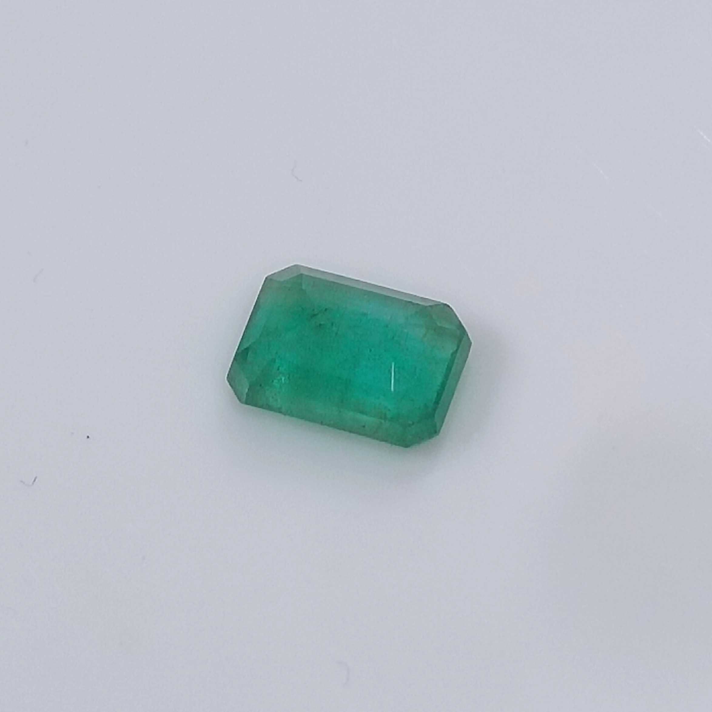 1.75cts certified medium light green octagon cut emerald stone 