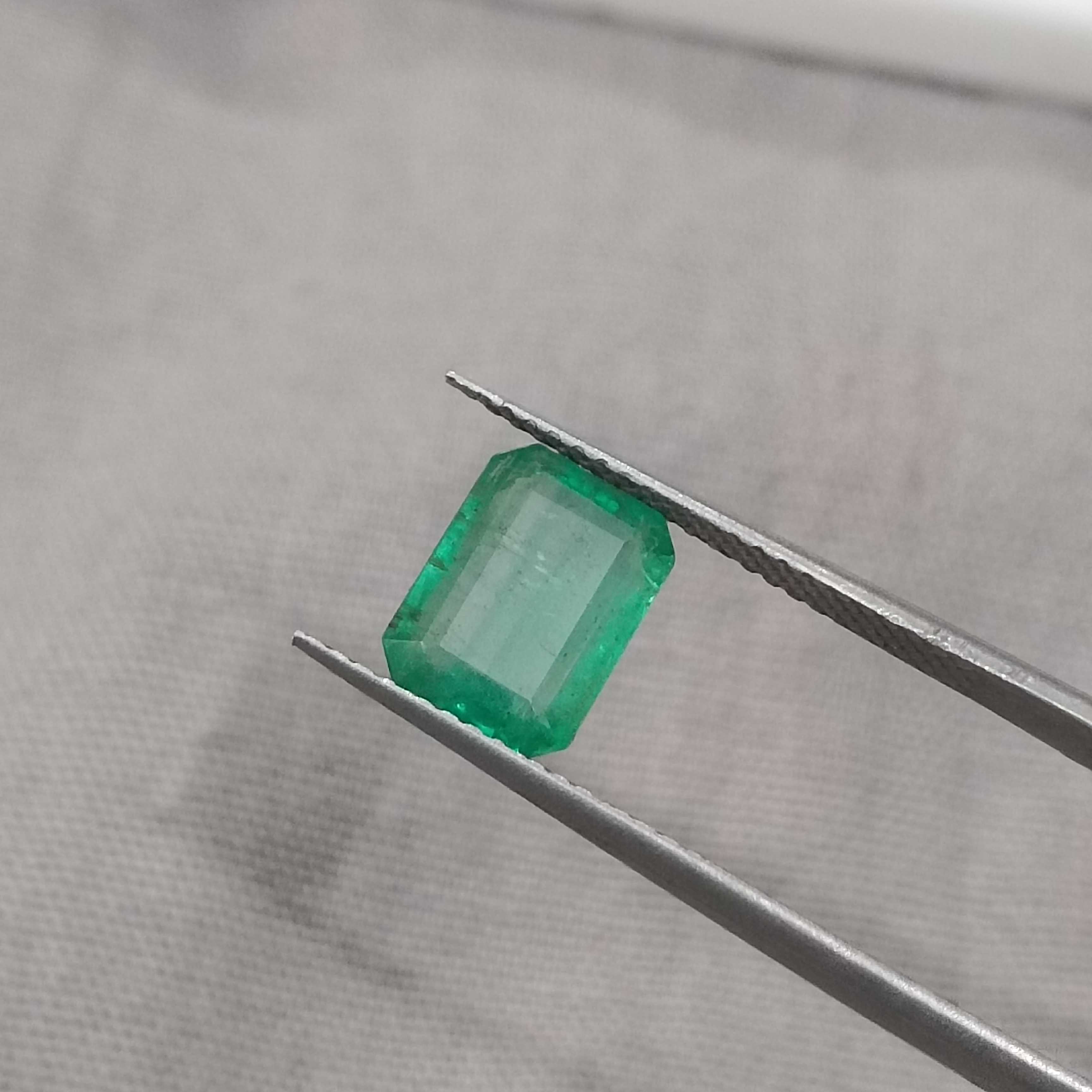 1.75cts certified medium light green octagon cut emerald stone 