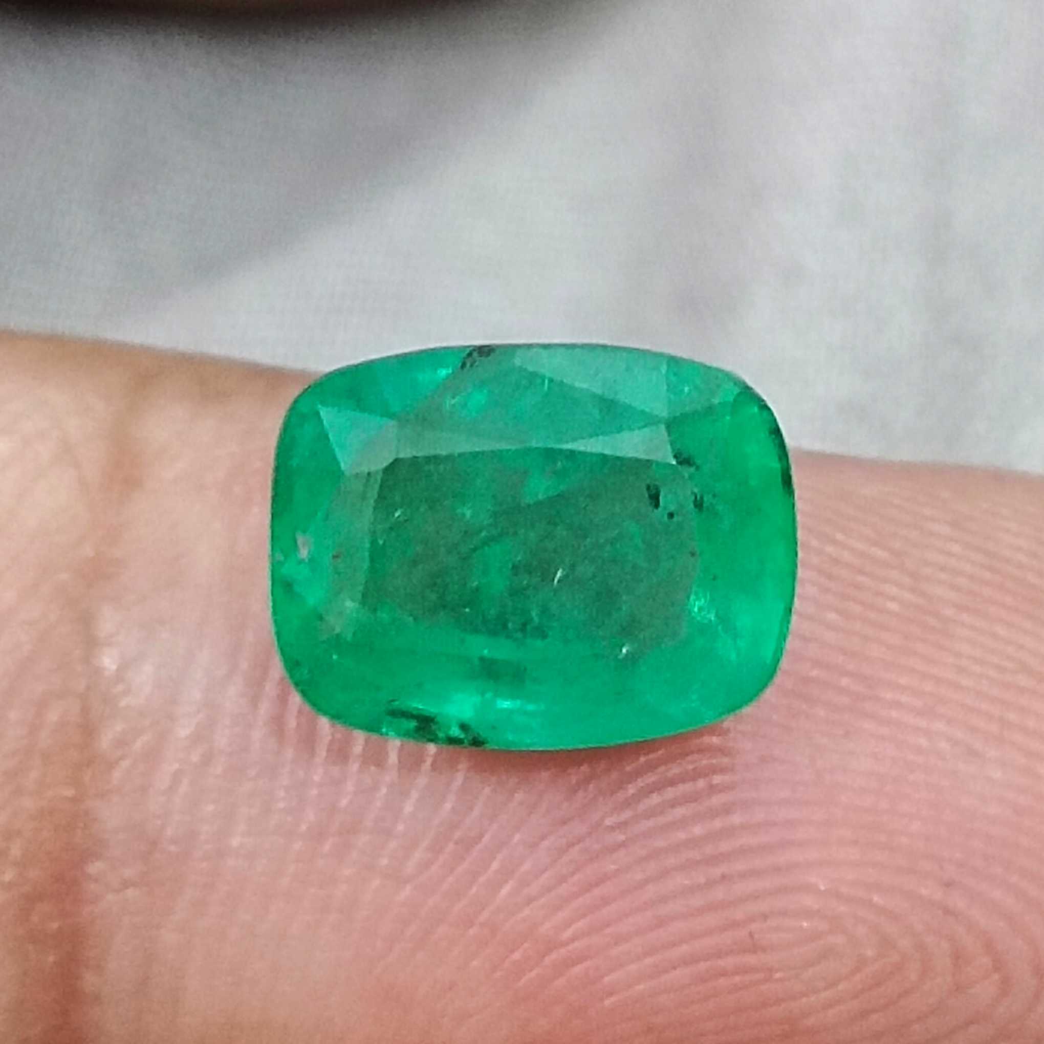3.19cts GSI certy smooth spring green cushion shape Swat emerald gemstone 
