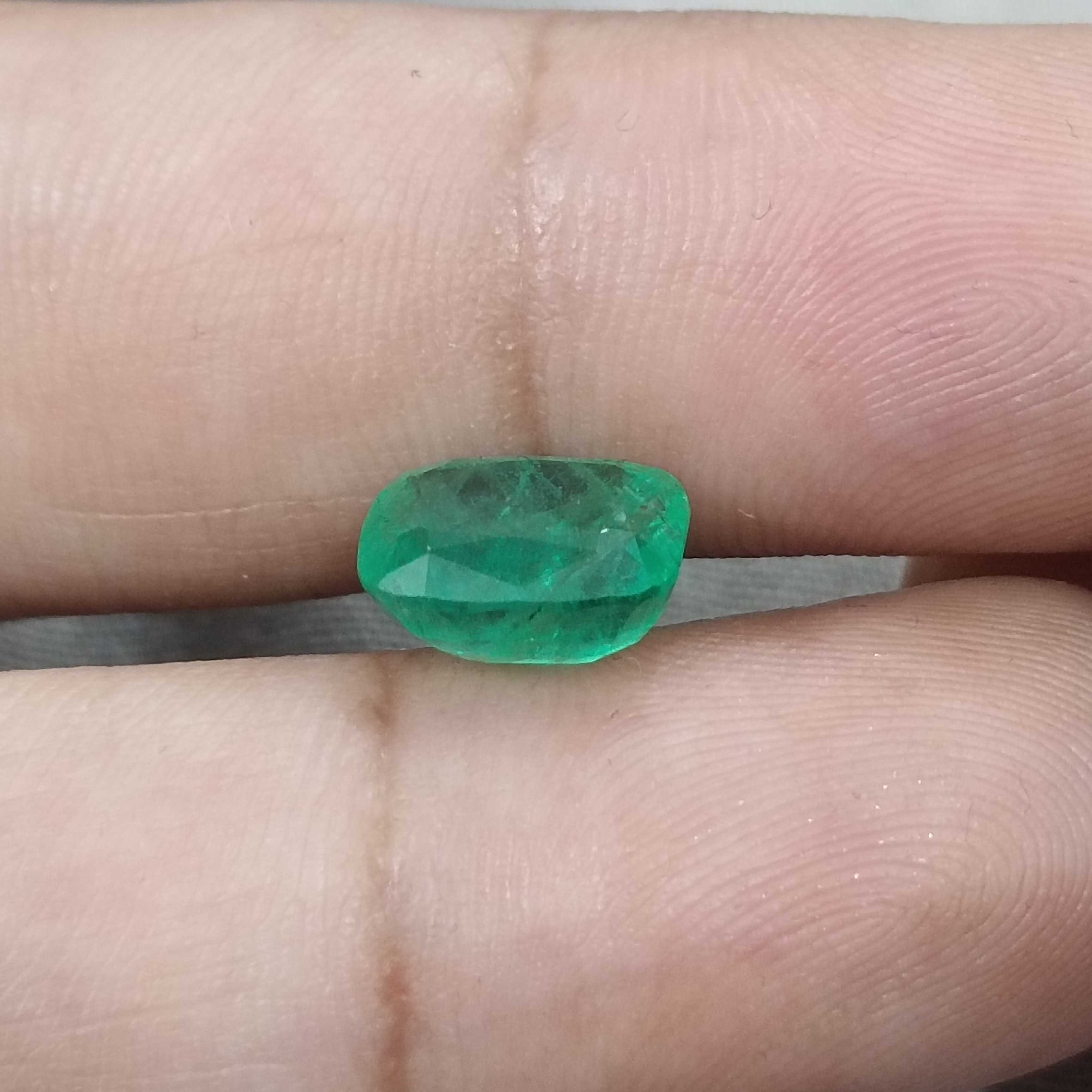 3.19cts GSI certy smooth spring green cushion shape Swat emerald gemstone 