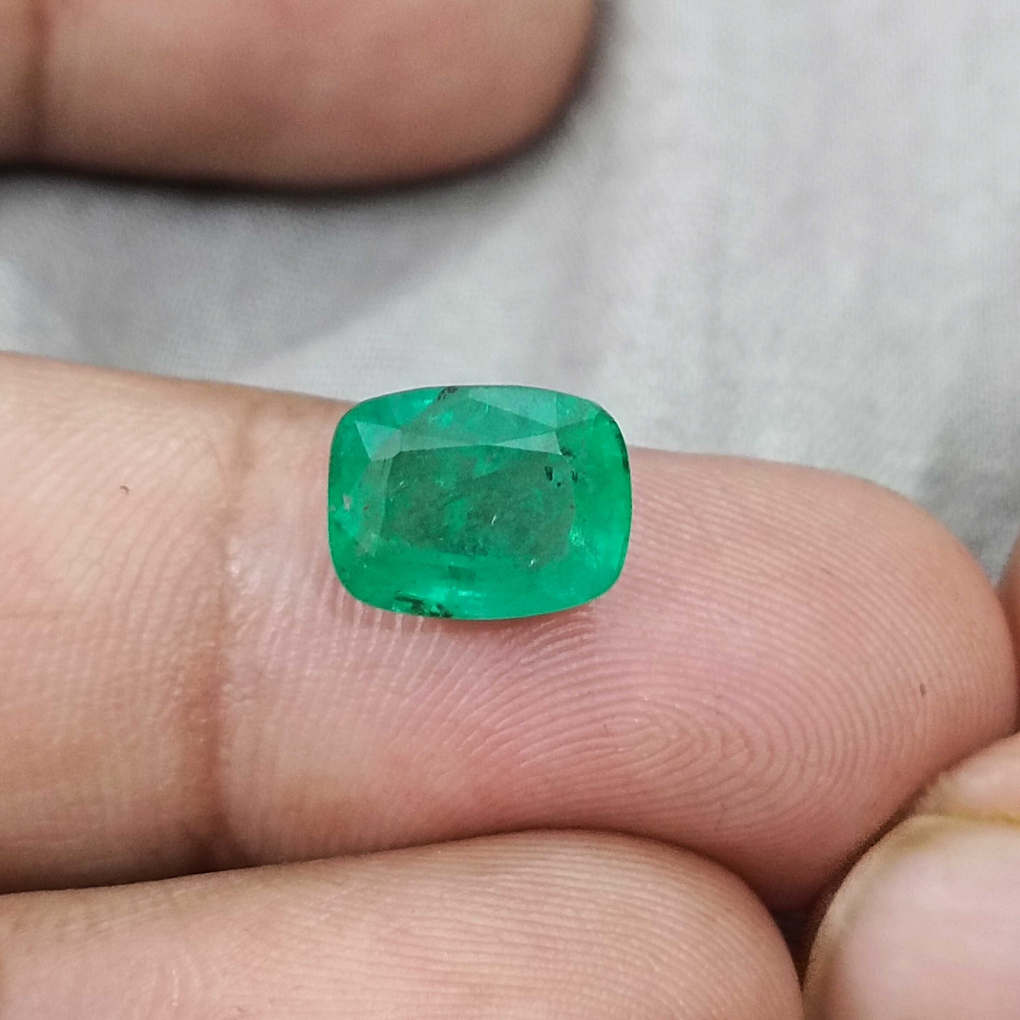 3.19cts GSI certy smooth spring green cushion shape Swat emerald gemstone 