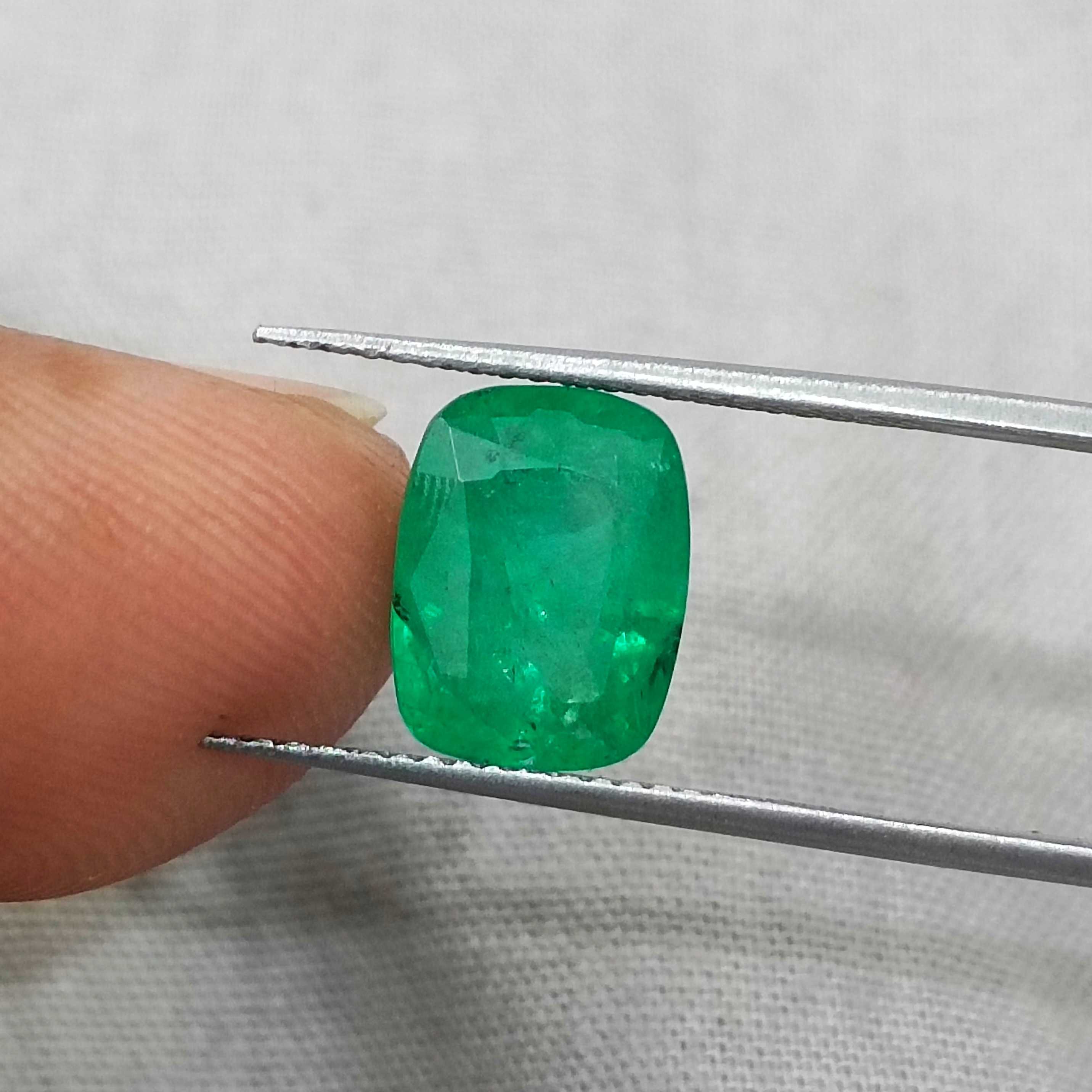 3.19cts GSI certy smooth spring green cushion shape Swat emerald gemstone 