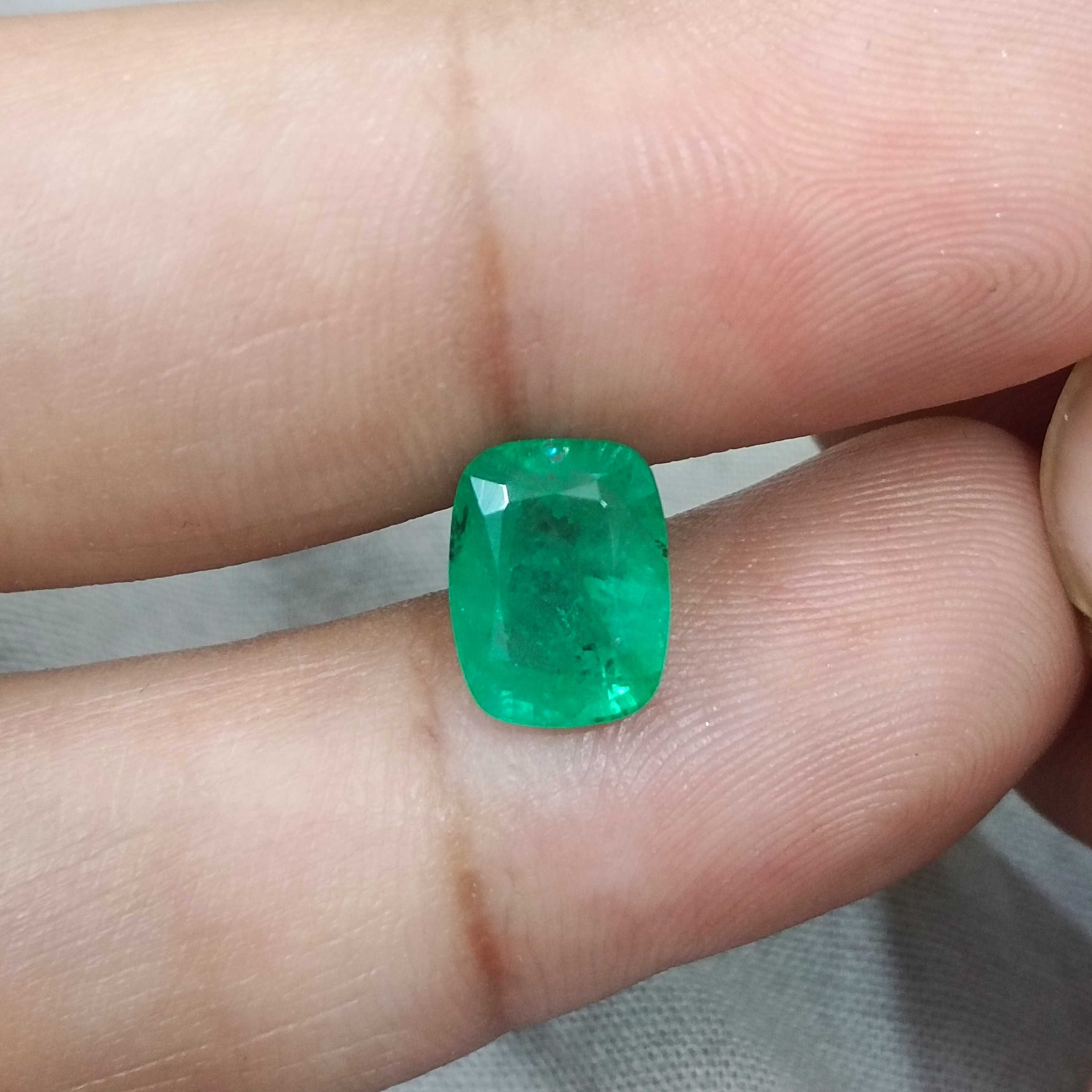 3.19cts GSI certy smooth spring green cushion shape Swat emerald gemstone 