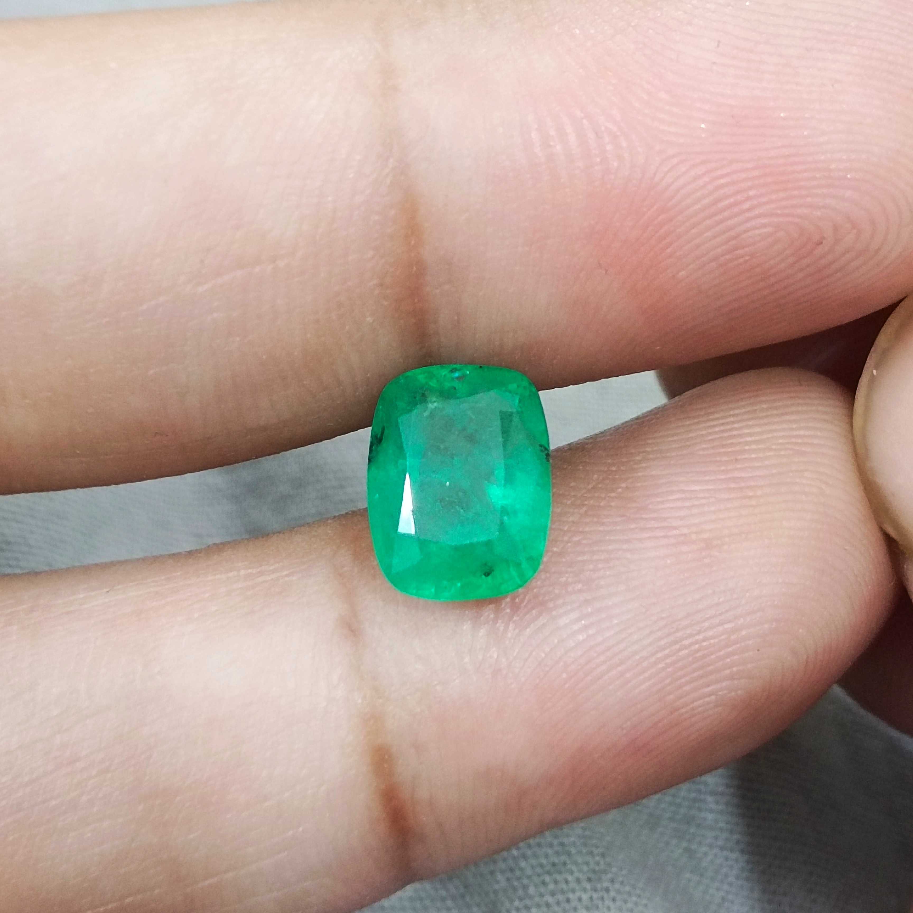 3.19cts GSI certy smooth spring green cushion shape Swat emerald gemstone 