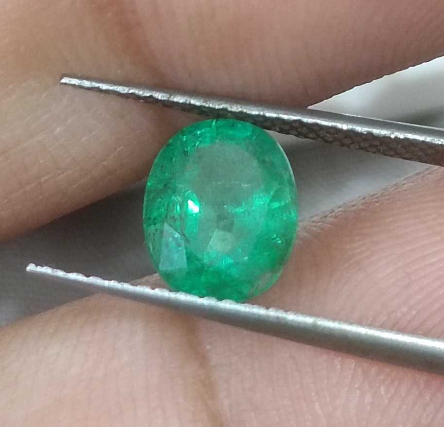 1.61ct GSI certified vivid Medium Deep Green oval cut Swat emerald 