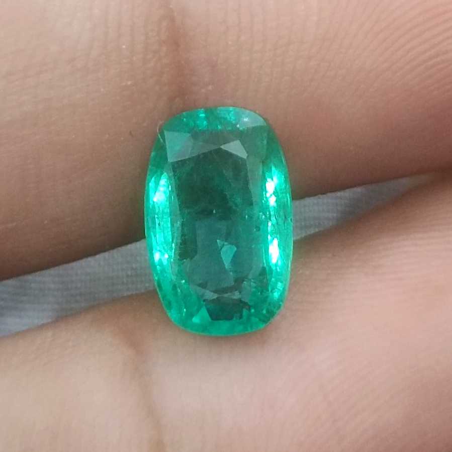 2.86ct GSI certified Shamrock green cushion cut Zambian emerald /