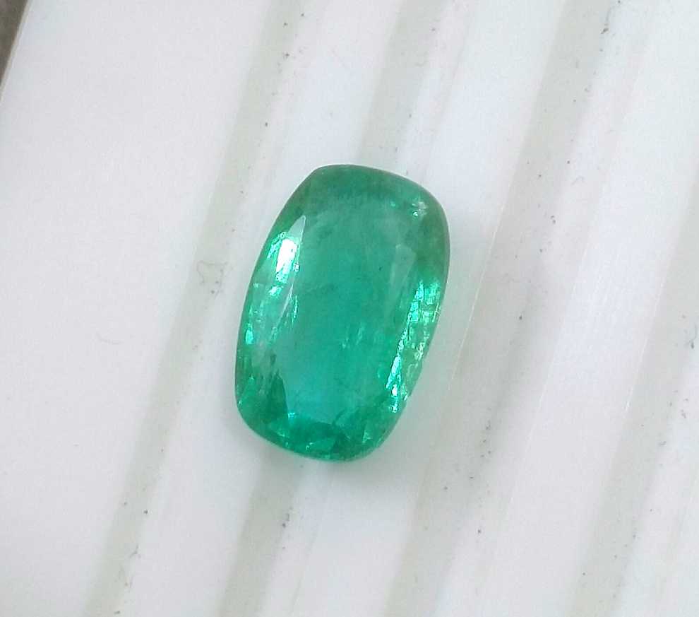 2.86ct GSI certified Shamrock green cushion cut Zambian emerald 