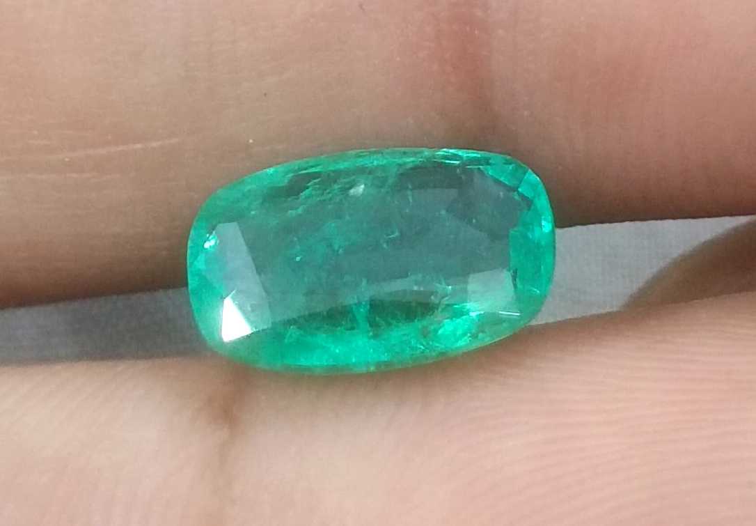 2.86ct GSI certified Shamrock green cushion cut Zambian emerald 