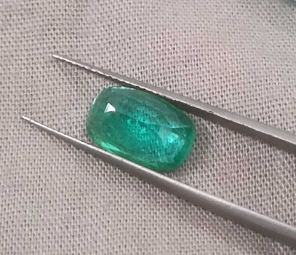 2.86ct GSI certified Shamrock green cushion cut Zambian emerald 