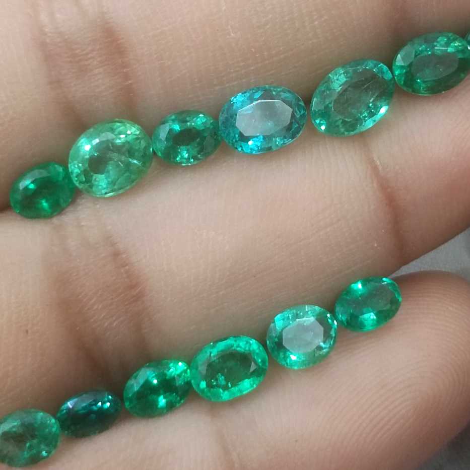 8.40ct clean shiny medium light to vivid green oval cut Zambian emerald parcel/