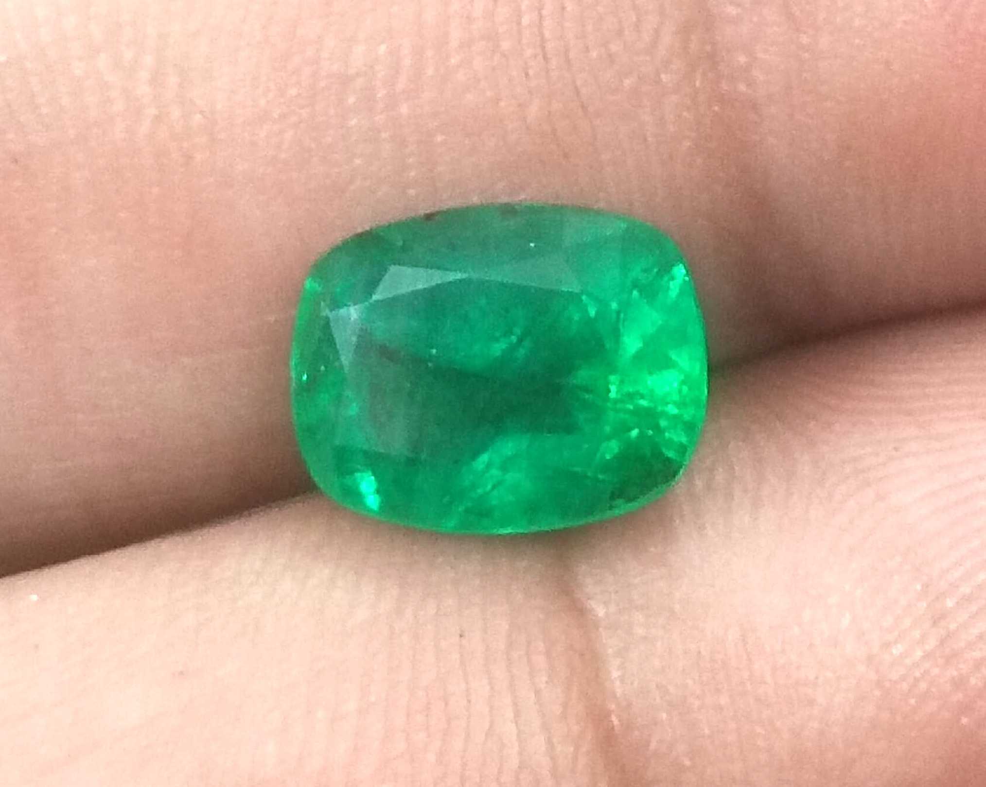 3.16ct GSI certified vivid green cushion cut Swat emerald stone