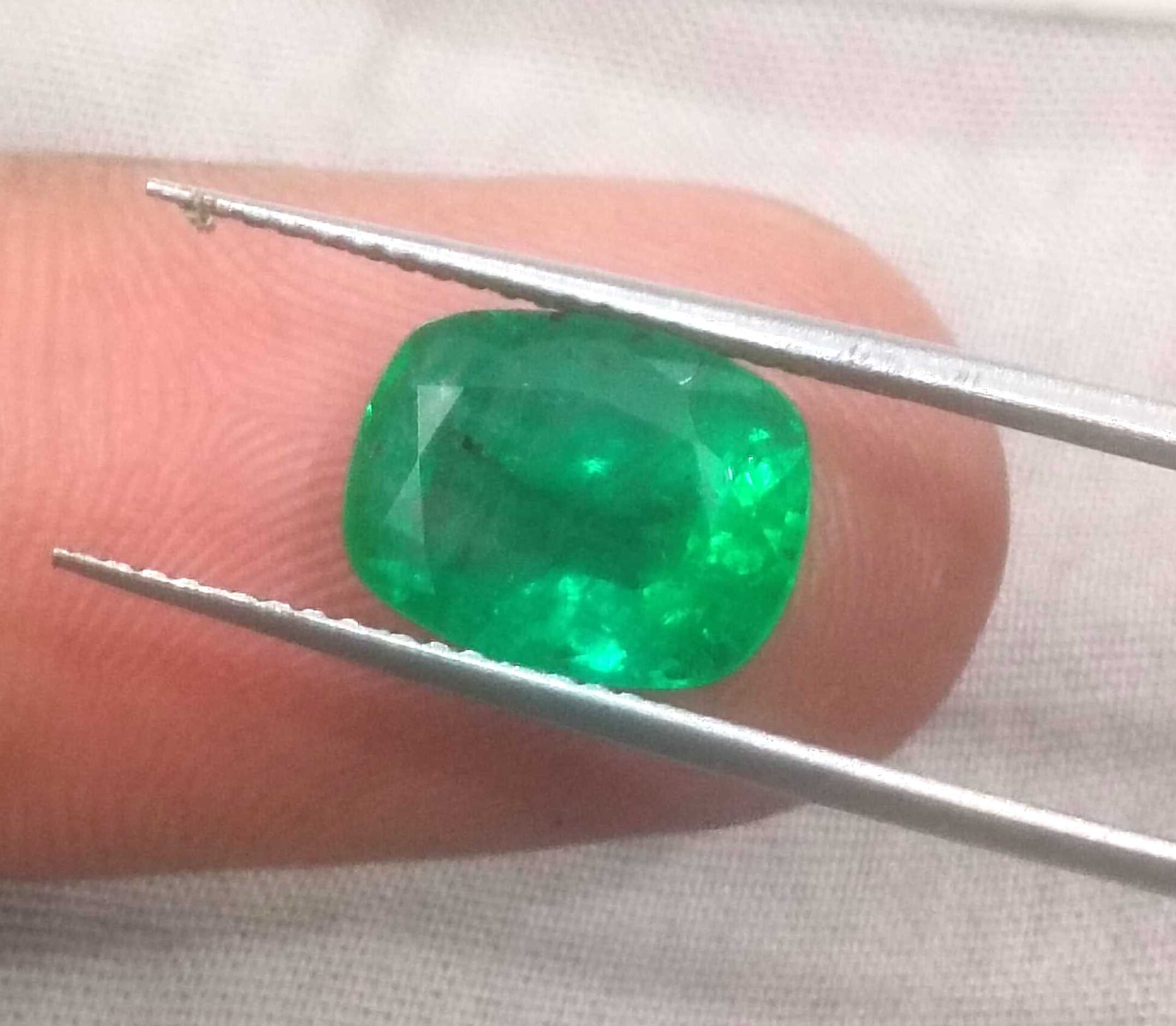 3.16ct GSI certified vivid green cushion cut Swat emerald stone