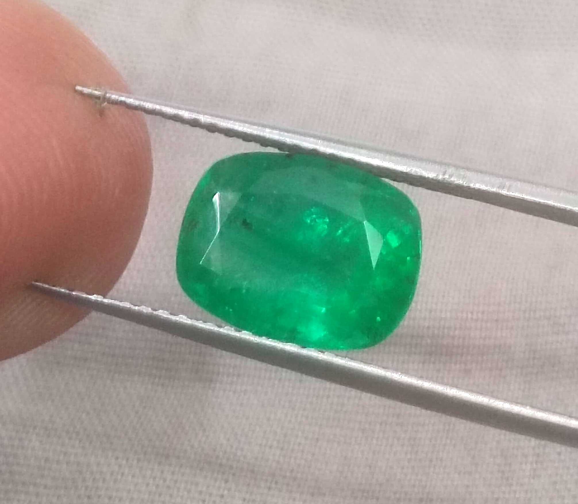 3.16ct GSI certified vivid green cushion cut Swat emerald stone