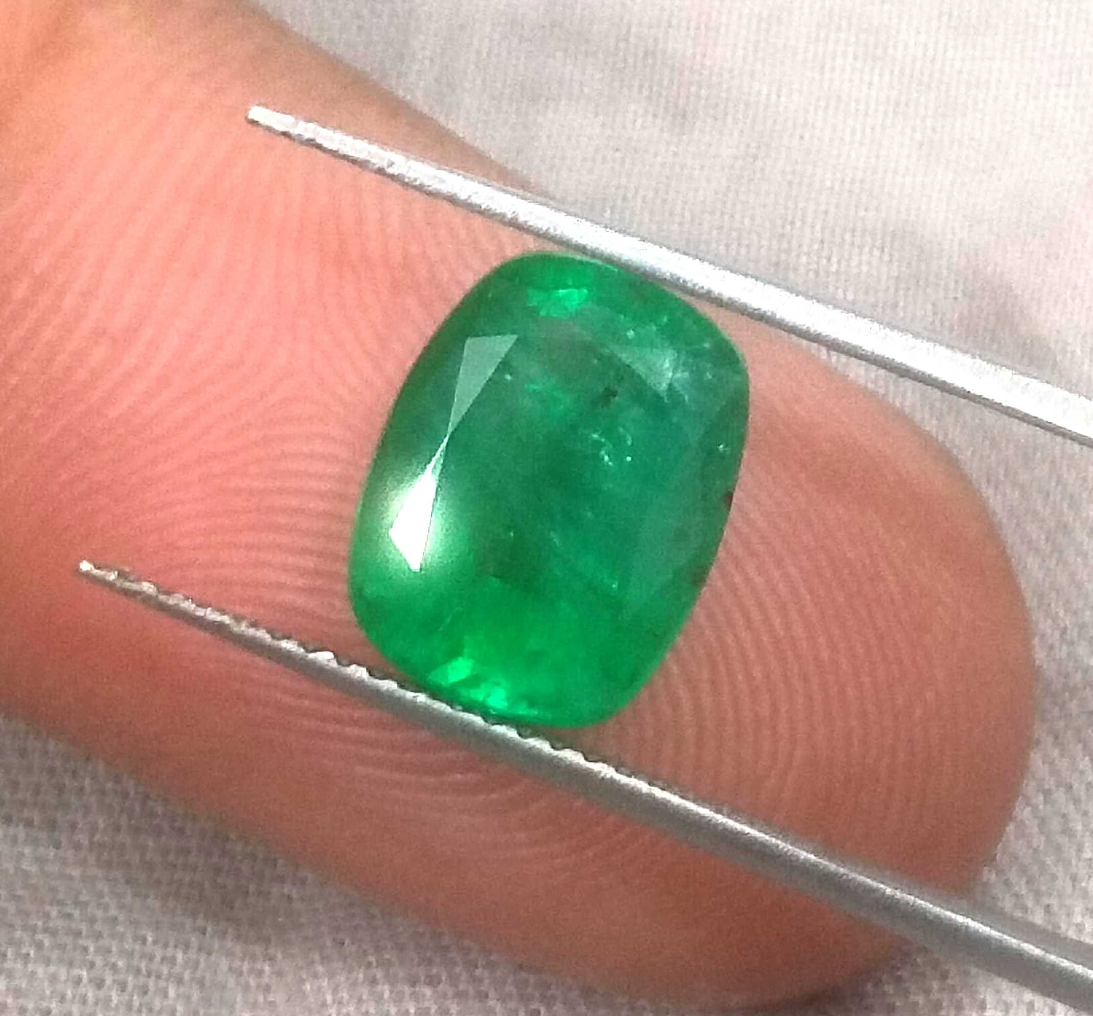 3.16ct GSI certified vivid green cushion cut Swat emerald stone