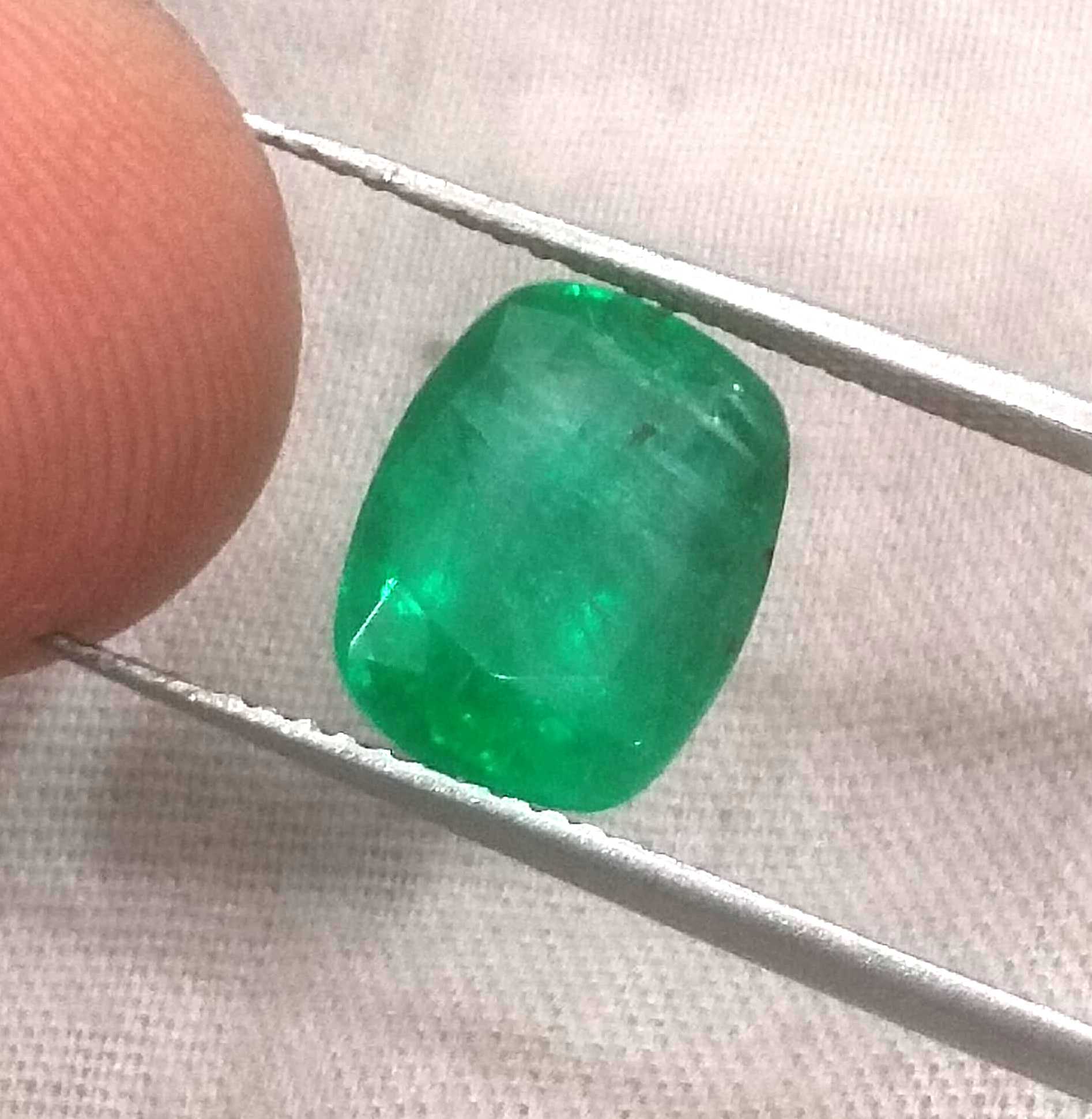 3.16ct GSI certified vivid green cushion cut Swat emerald stone