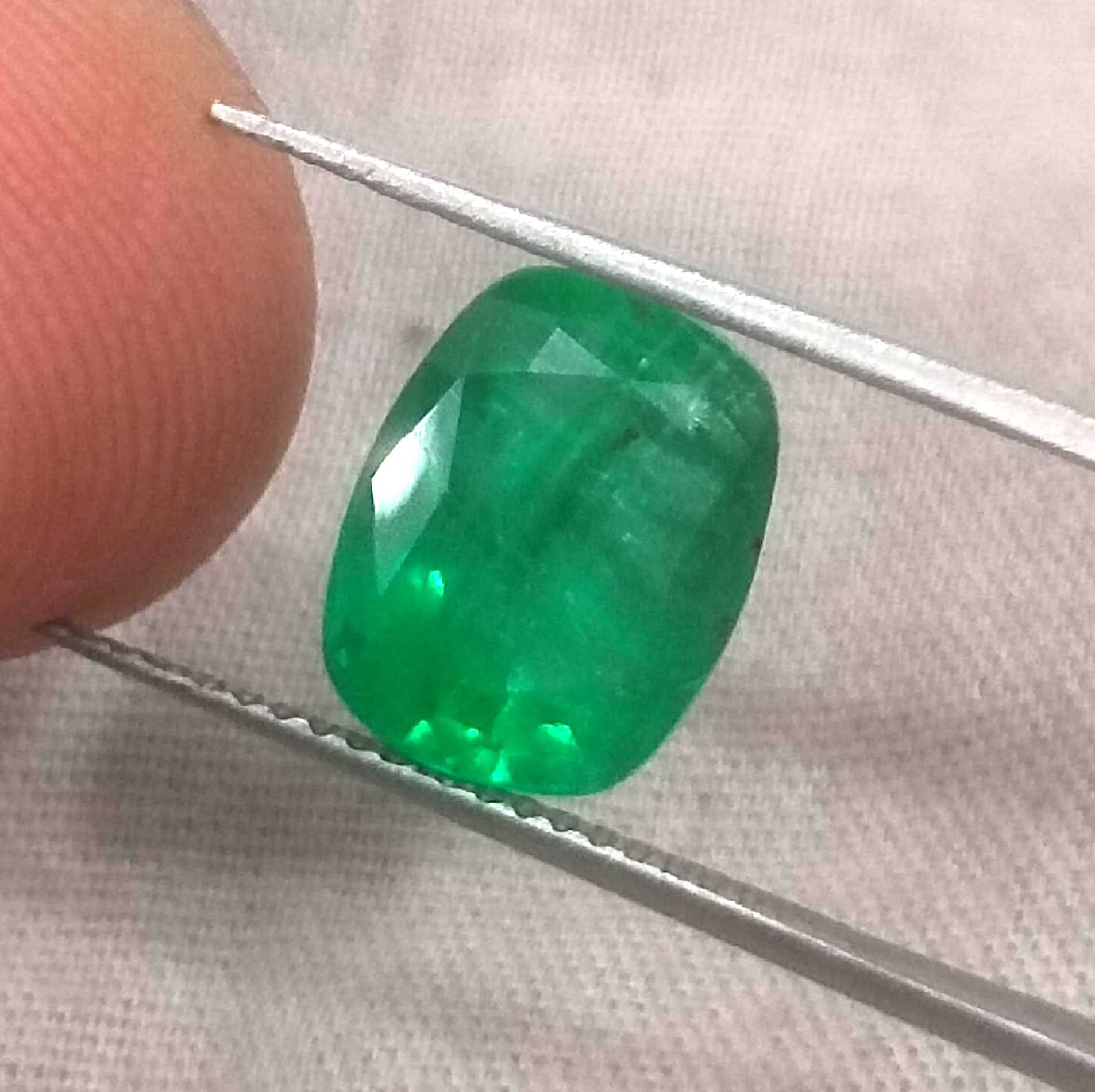 3.16ct GSI certified vivid green cushion cut Swat emerald stone