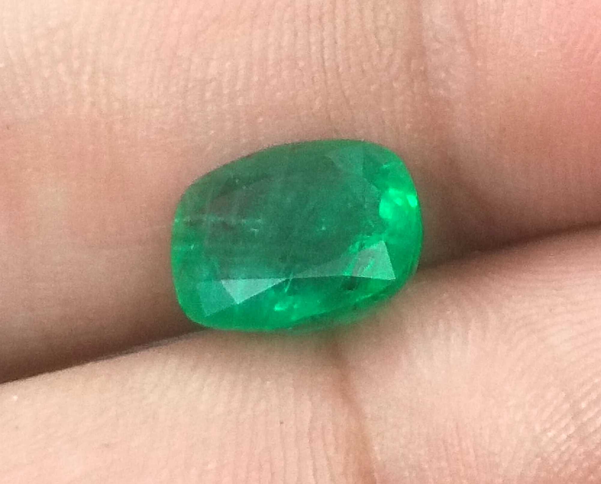 3.16ct GSI certified vivid green cushion cut Swat emerald stone