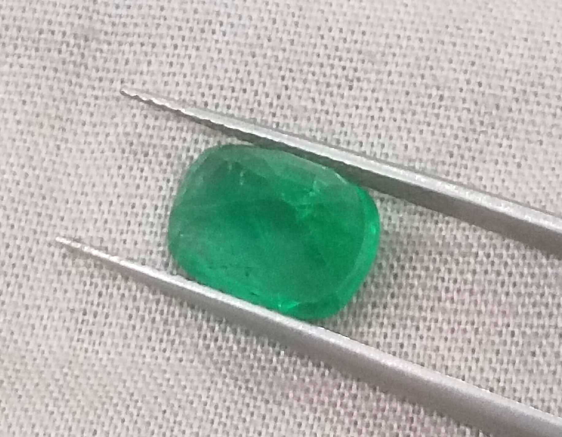 3.16ct GSI certified vivid green cushion cut Swat emerald stone