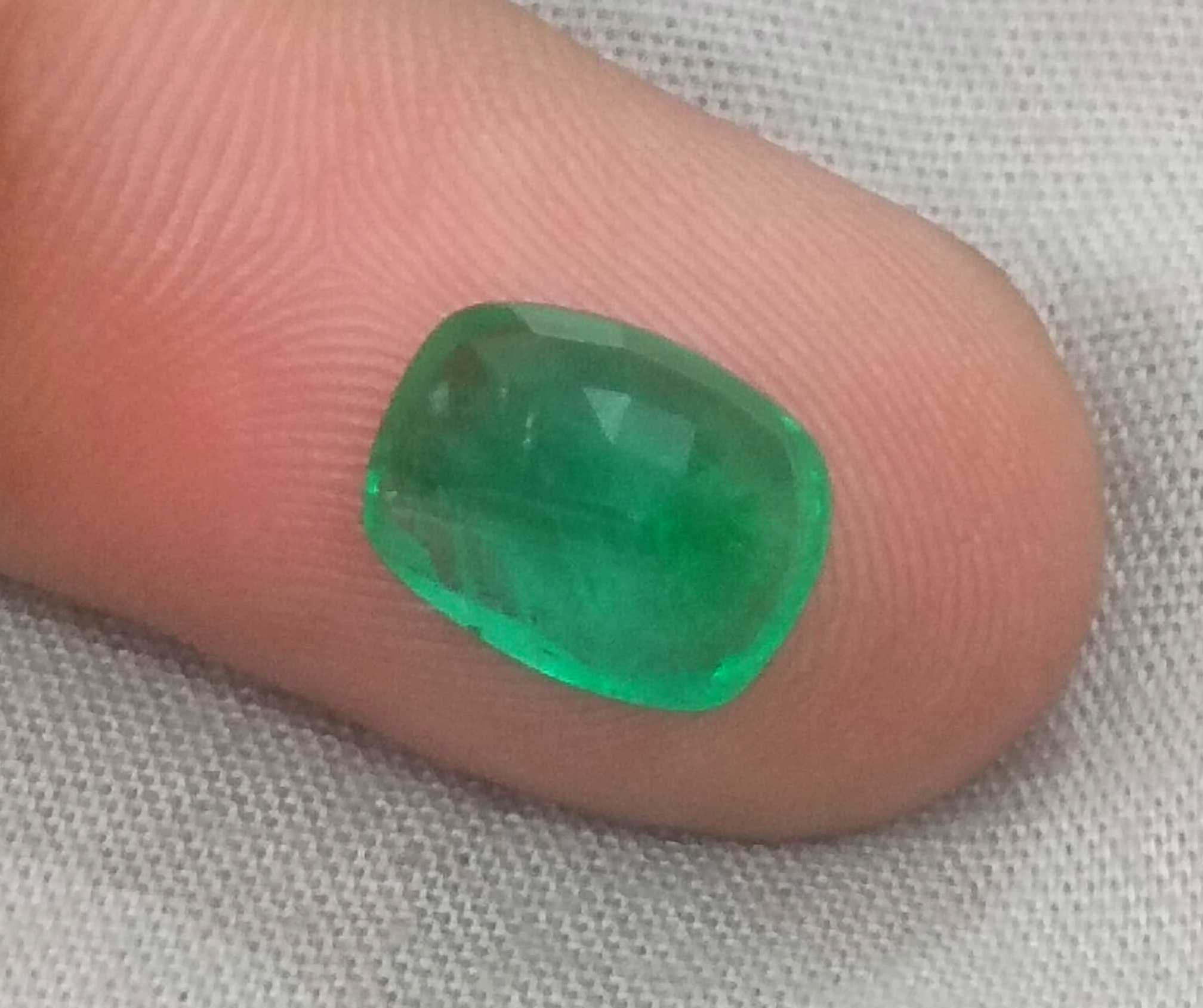 3.16ct GSI certified vivid green cushion cut Swat emerald stone