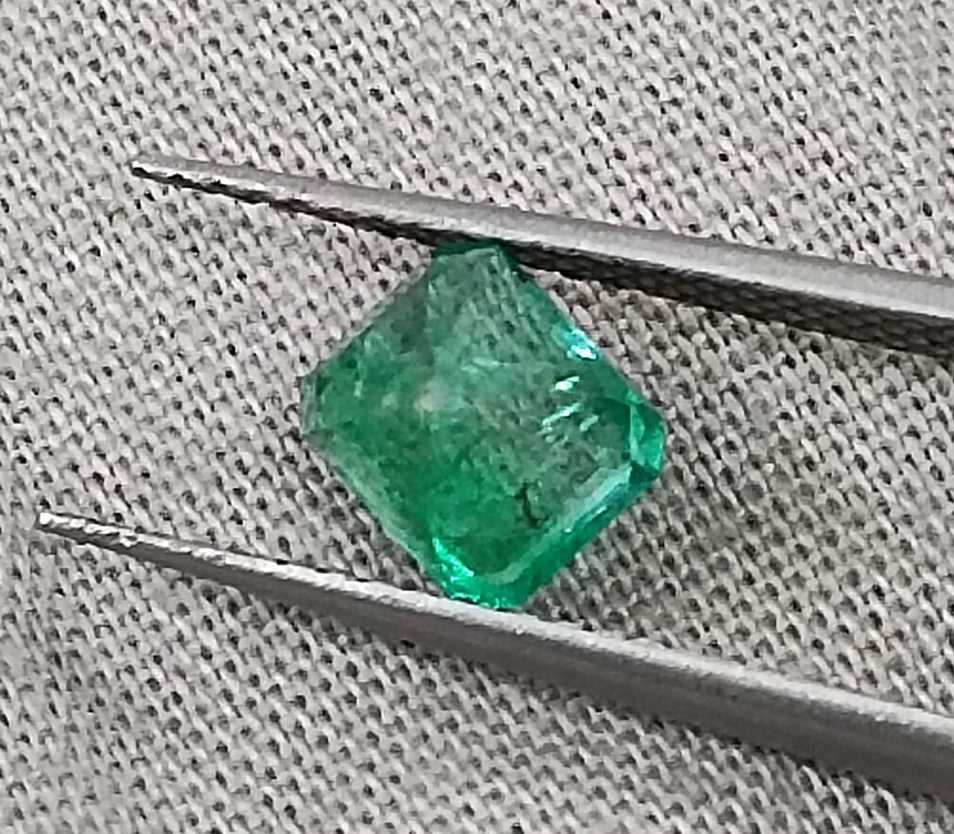 GSI USA certified 1.06ct intense green Zambian emerald gemstone