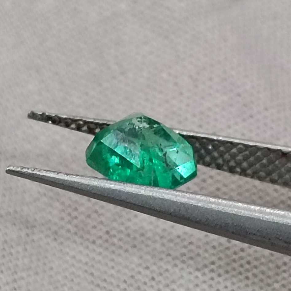 GSI USA certified 1.06ct intense green Zambian emerald gemstone