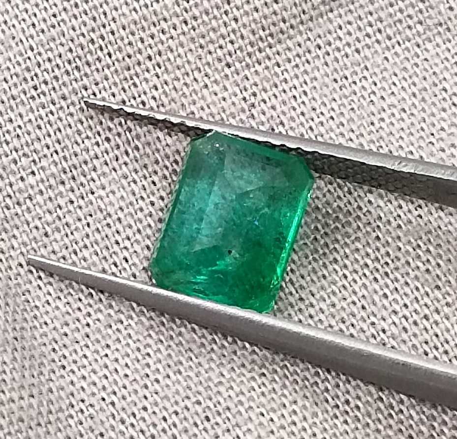 GSI USA certified 1.76ct medium light green Zambian emerald stone