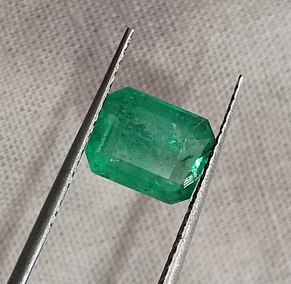 GSI certified 1.62ct medium green Zambian emerald natural gemstone